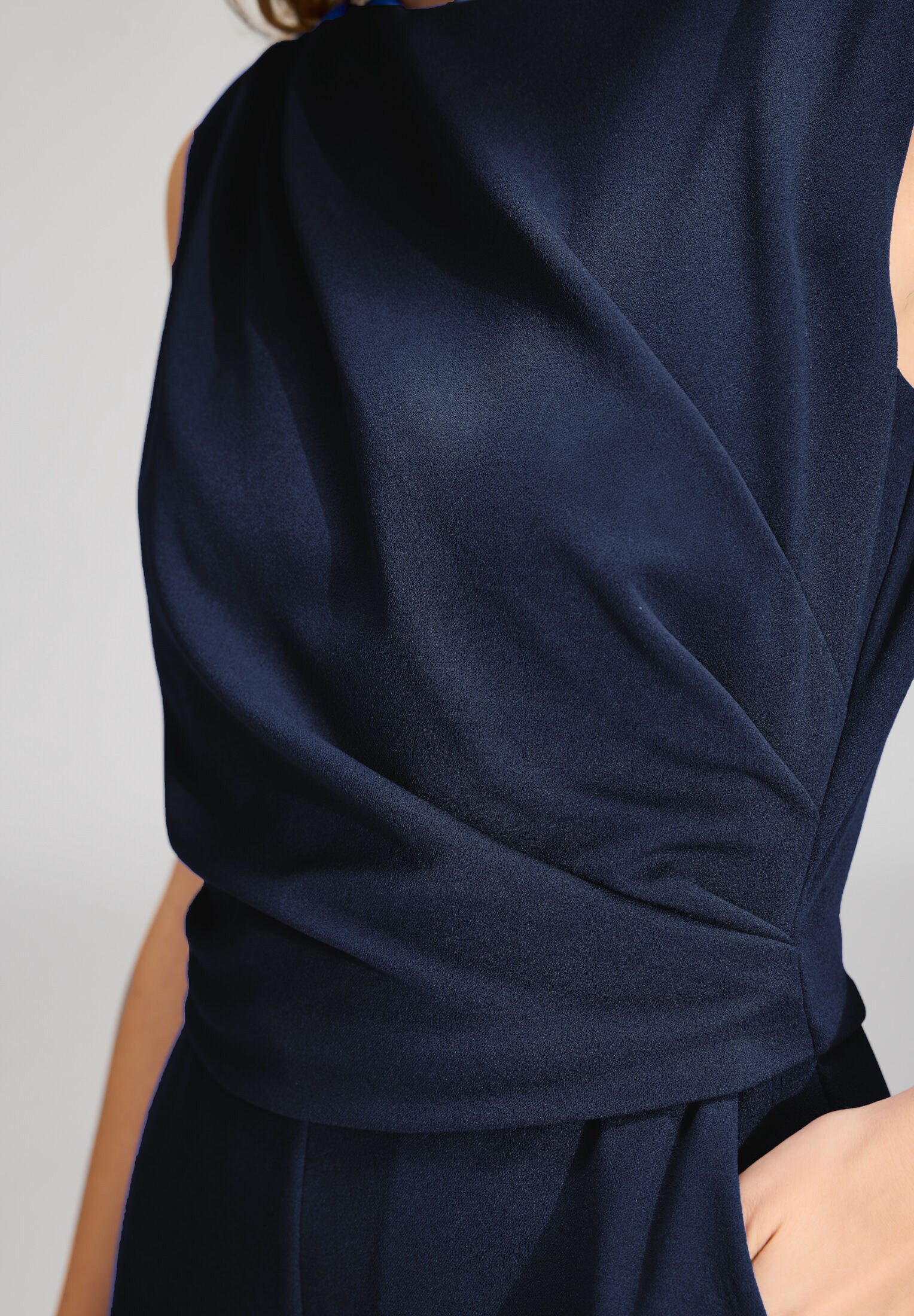 SWING Jumpsuit - Jumpsuit aus Crepe Jersey mit Drapierung Oberteil in figurbetonter Passform – Bild 4 von 5
