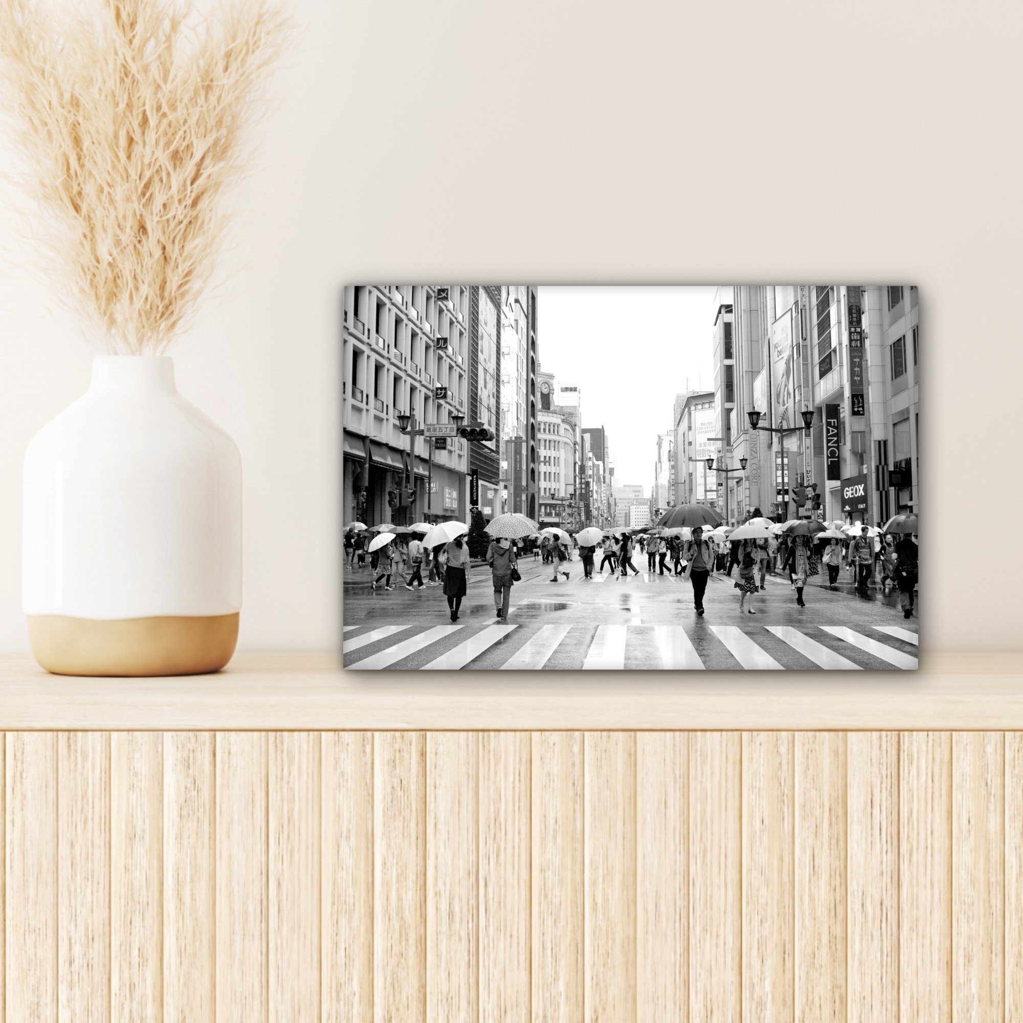 OneMillionCanvasses® Leinwandbild Ginza im Foto, bunt Leinwandbilder, Wanddeko, cm (1 30x20 St), Regen Aufhängefertig, Wandbild schwarz-weiß
