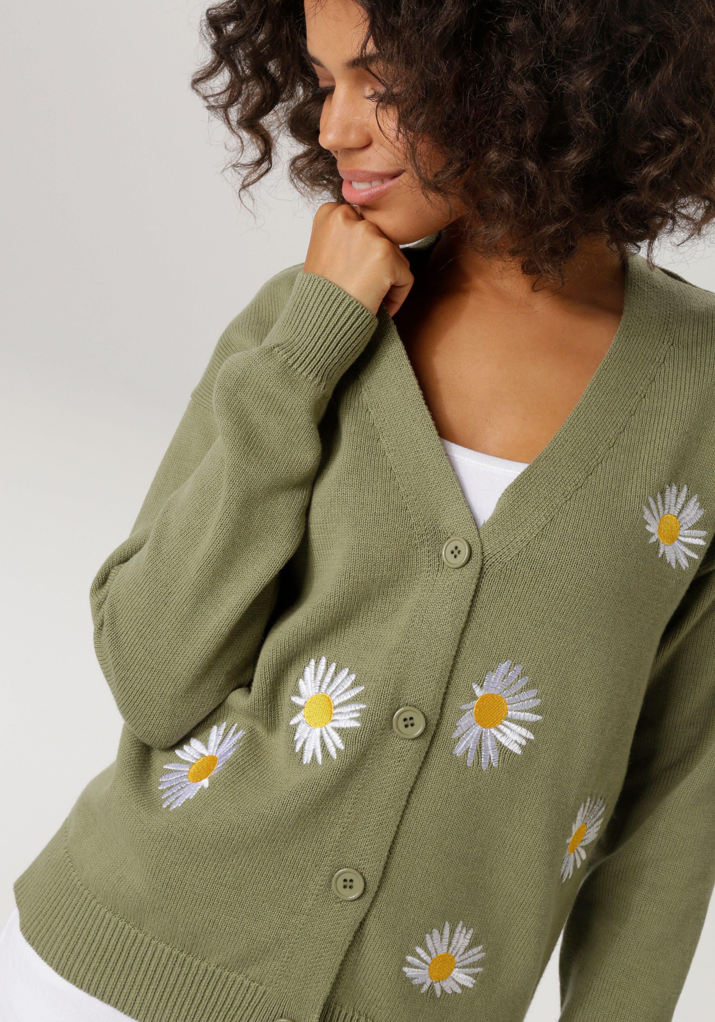 Aniston CASUAL Strickjacke mit aufgestickten Margeriten verziert – Bild 3 von 5