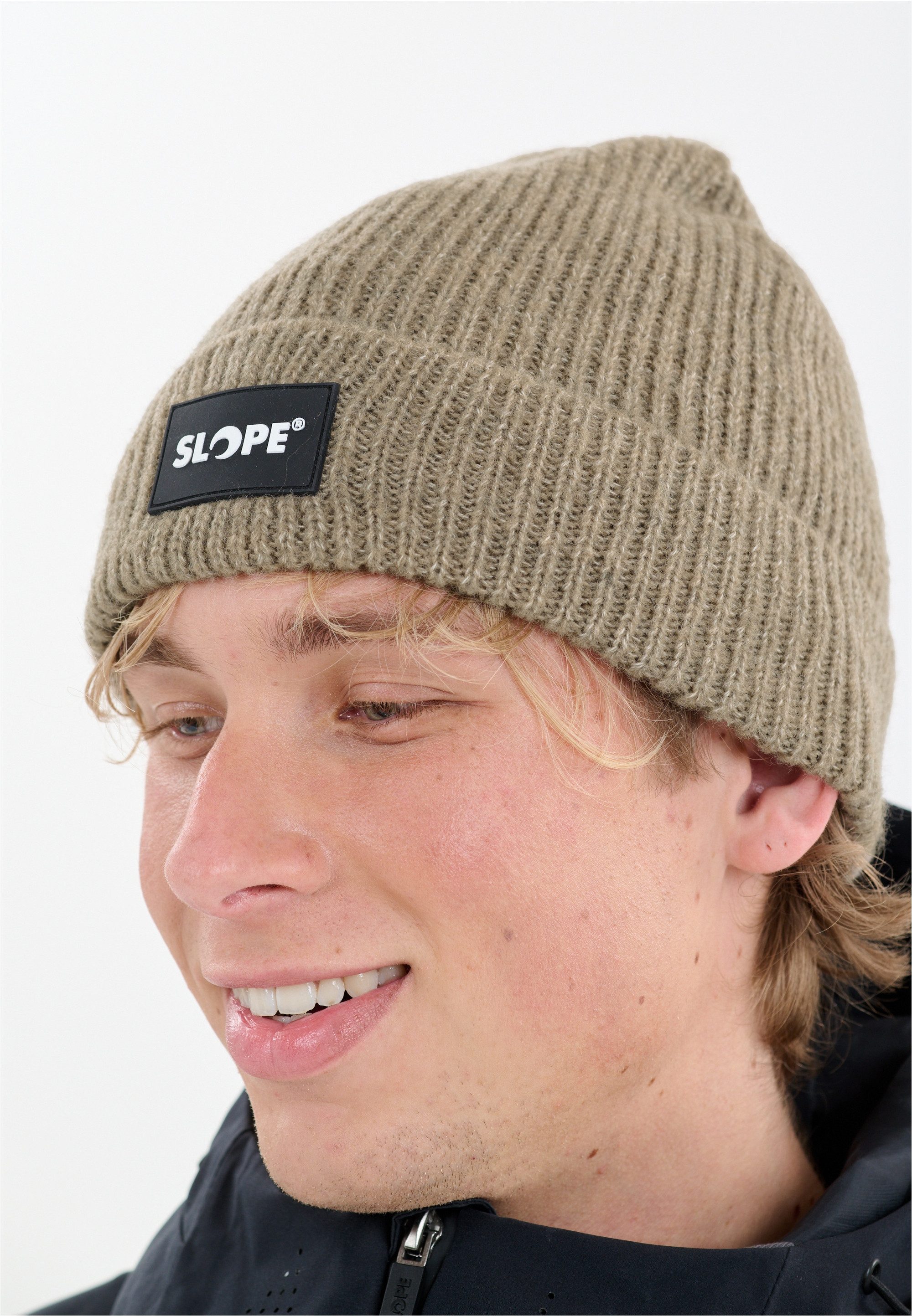 SLOPE Beanie Andi aus wärmenden Materialmix