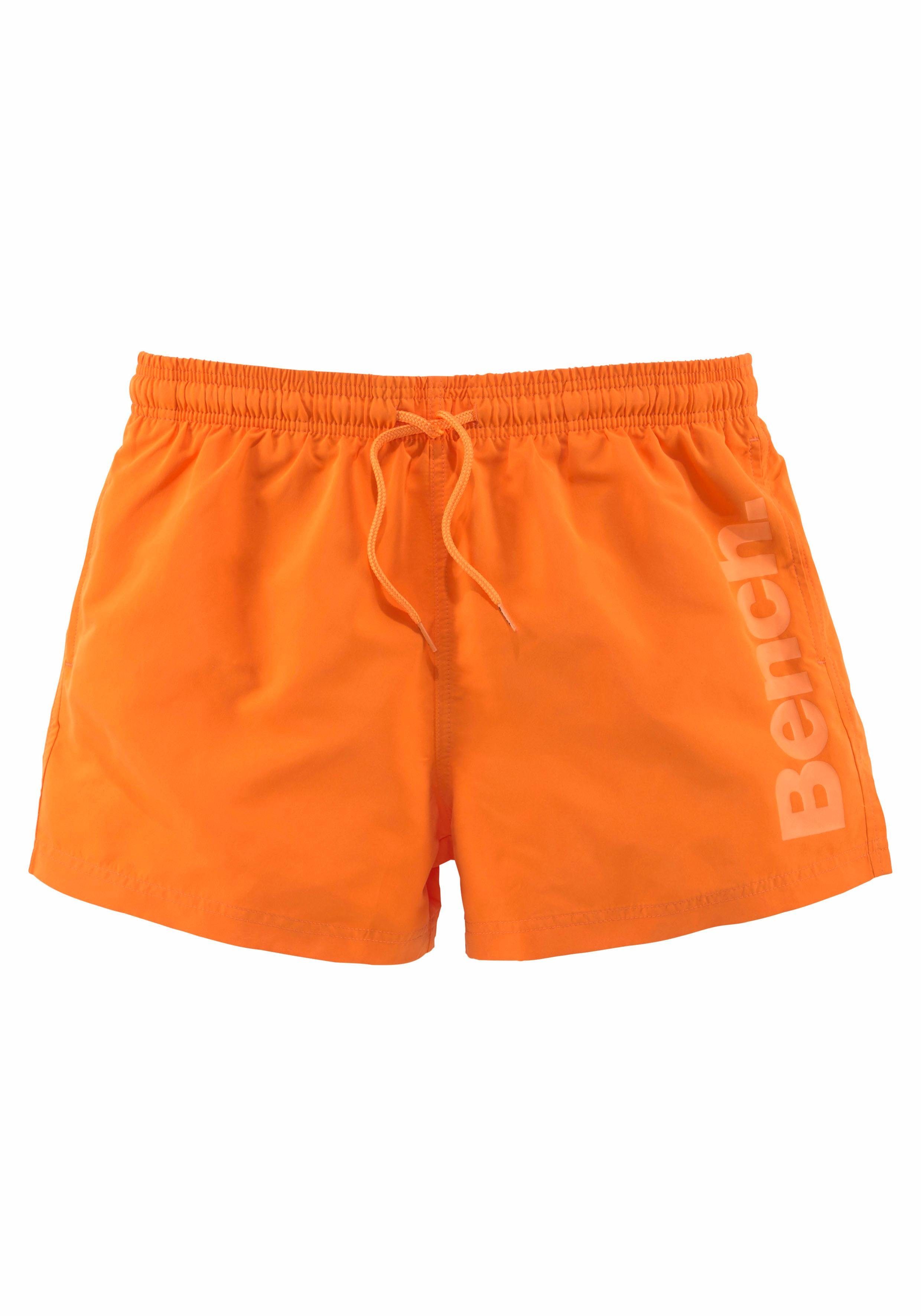 mit Logoschriftzug Badeshorts Bench. seitlichem orange