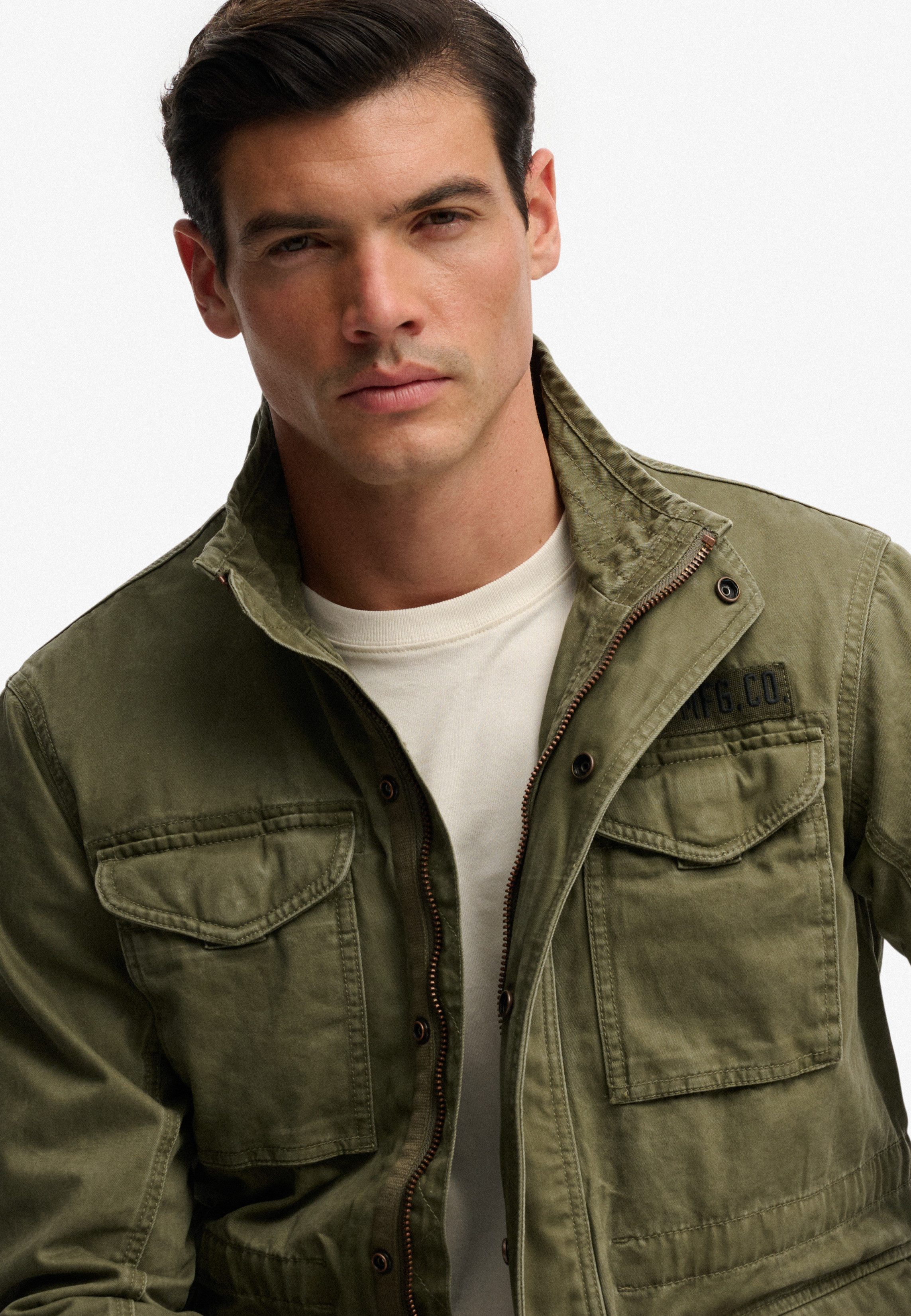 Superdry Parka MILITARY M65 JKT mit Markenlabel, aus Baumwolle, Regular Fit, hochschließender Kragen – Bild 5 von 5