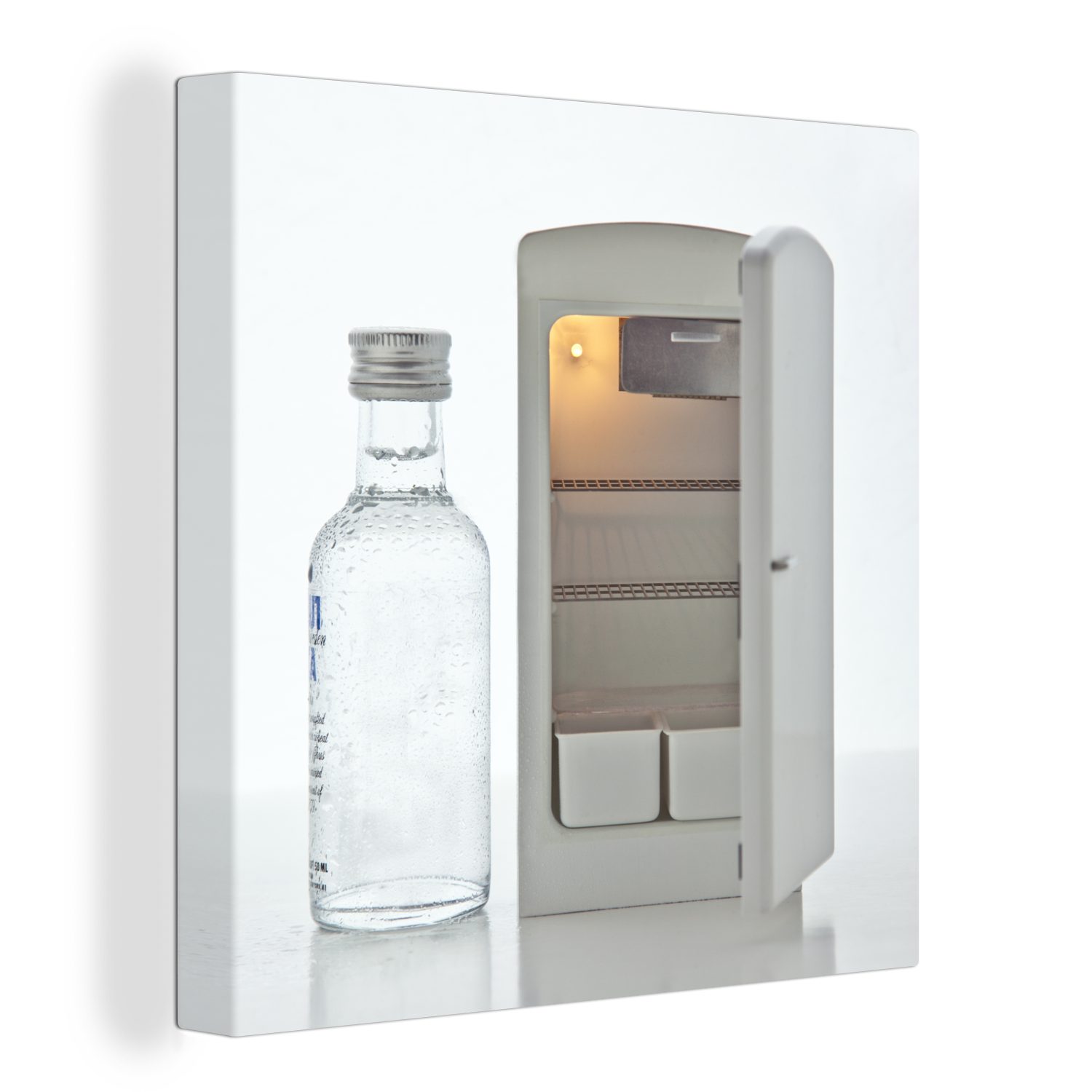 OneMillionCanvasses® Leinwandbild Kleine Waffeln, Mini-Kühlschrank und ein Glas Wodka, (1 St), Leinwand Bilder für Wohnzimmer Schlafzimmer