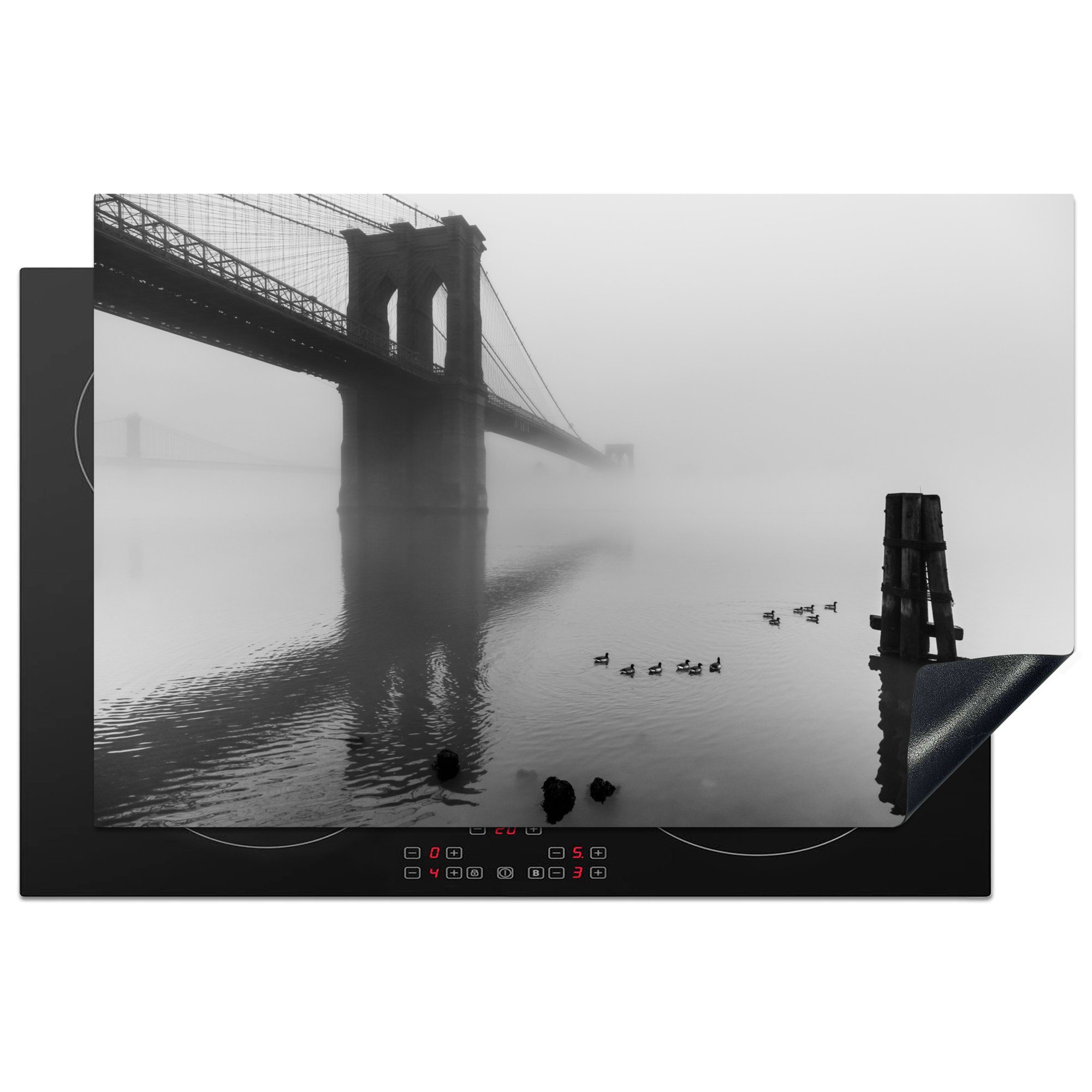 MuchoWow Herdblende-/Abdeckplatte Nebel bedeckt die Brooklyn Bridge in New York in schwarz-weiß, Vinyl, (1 tlg), 81x52 cm, Induktionskochfeld Schutz für die küche, Ceranfeldabdeckung
