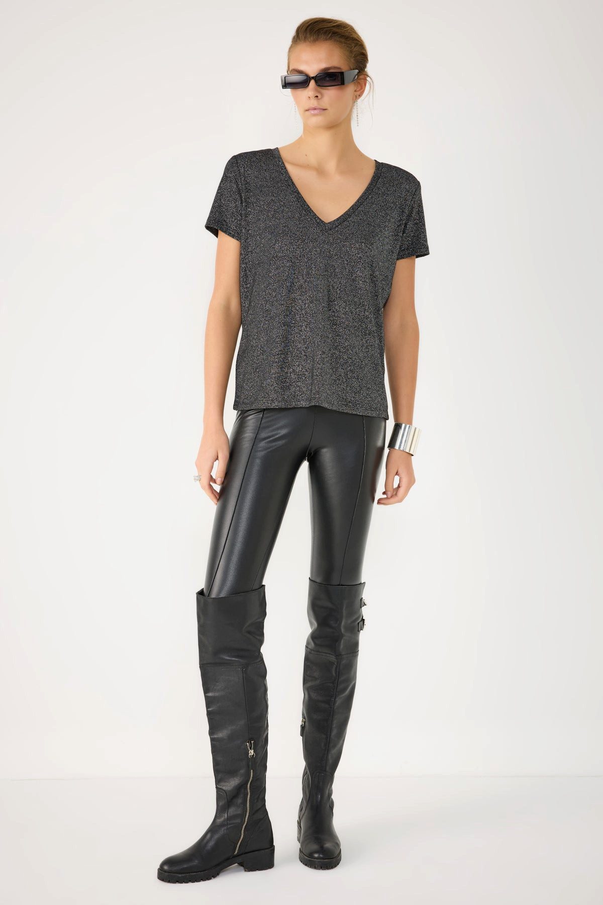 T-Shirt Glänzendes Basic-T-Shirt mit V-Ausschnitt