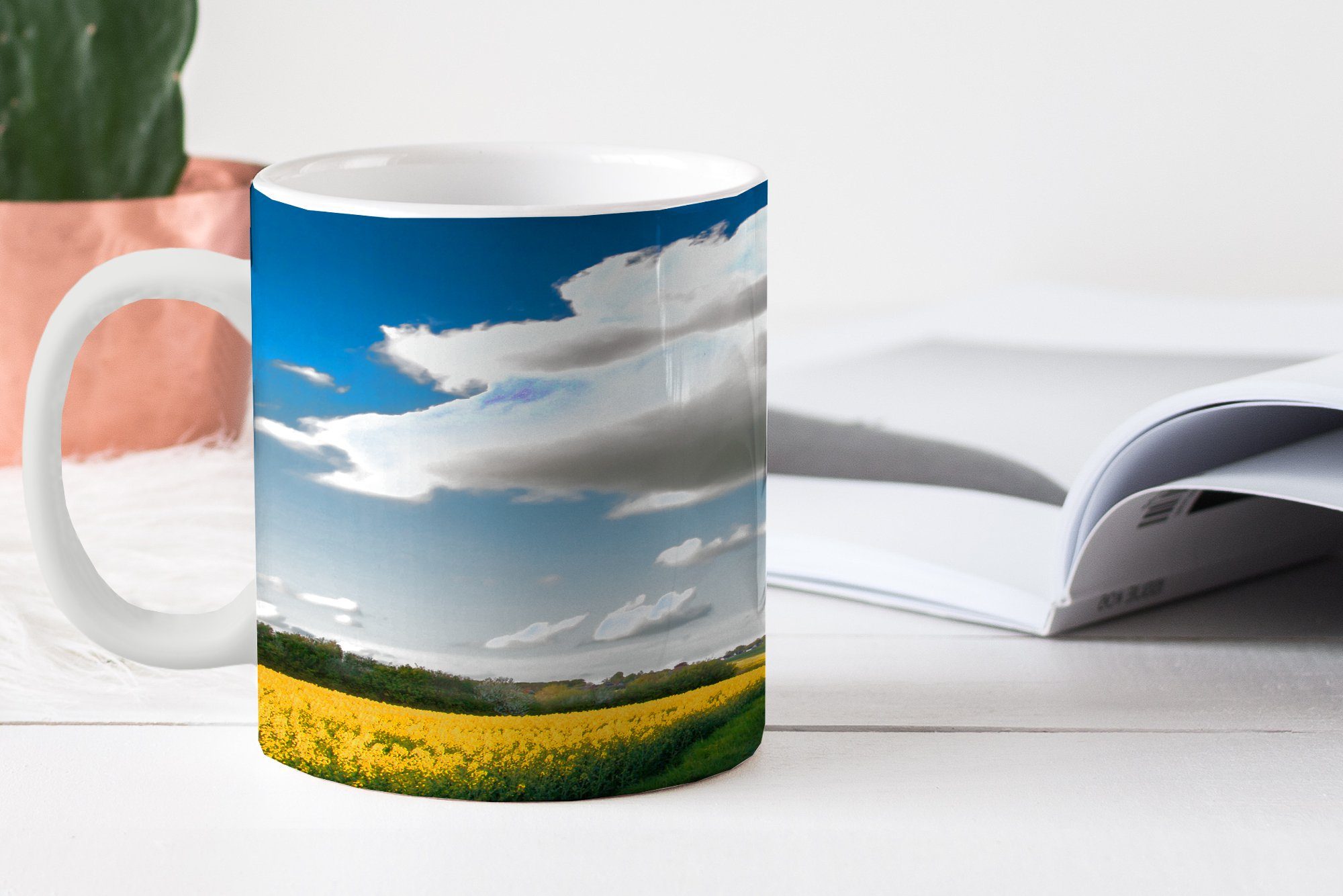 MuchoWow Tasse Wolken über gelben Keramik, Teetasse, Geschenk Teetasse, Kaffeetassen, einem Feld, Becher