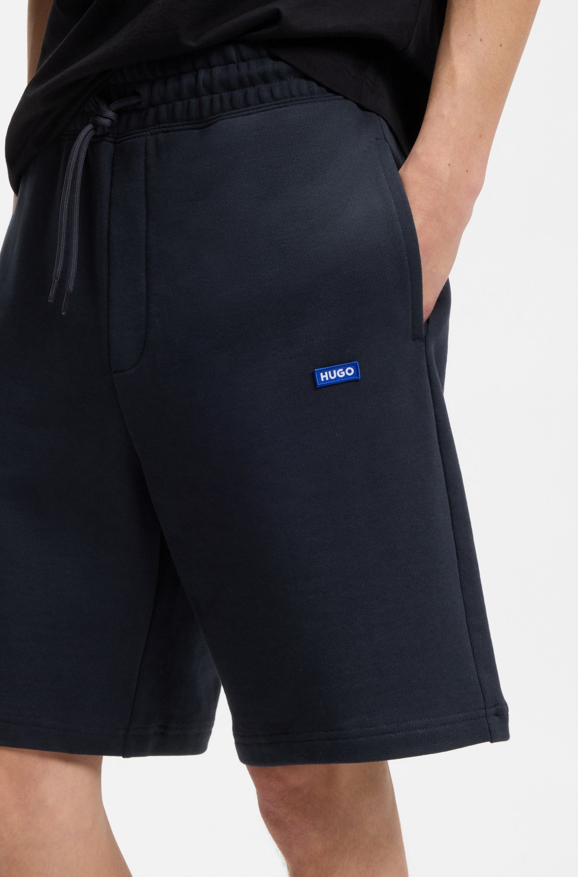 HUGO Sweatshorts Nasensio mit Markenlabel