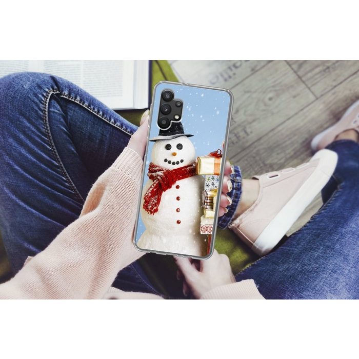 MuchoWow Handyhülle Ein Schneemann mit Weihnachtsgeschenken Handyhülle Samsung Galaxy A32 5G Smartphone-Bumper Print Handy UK10179