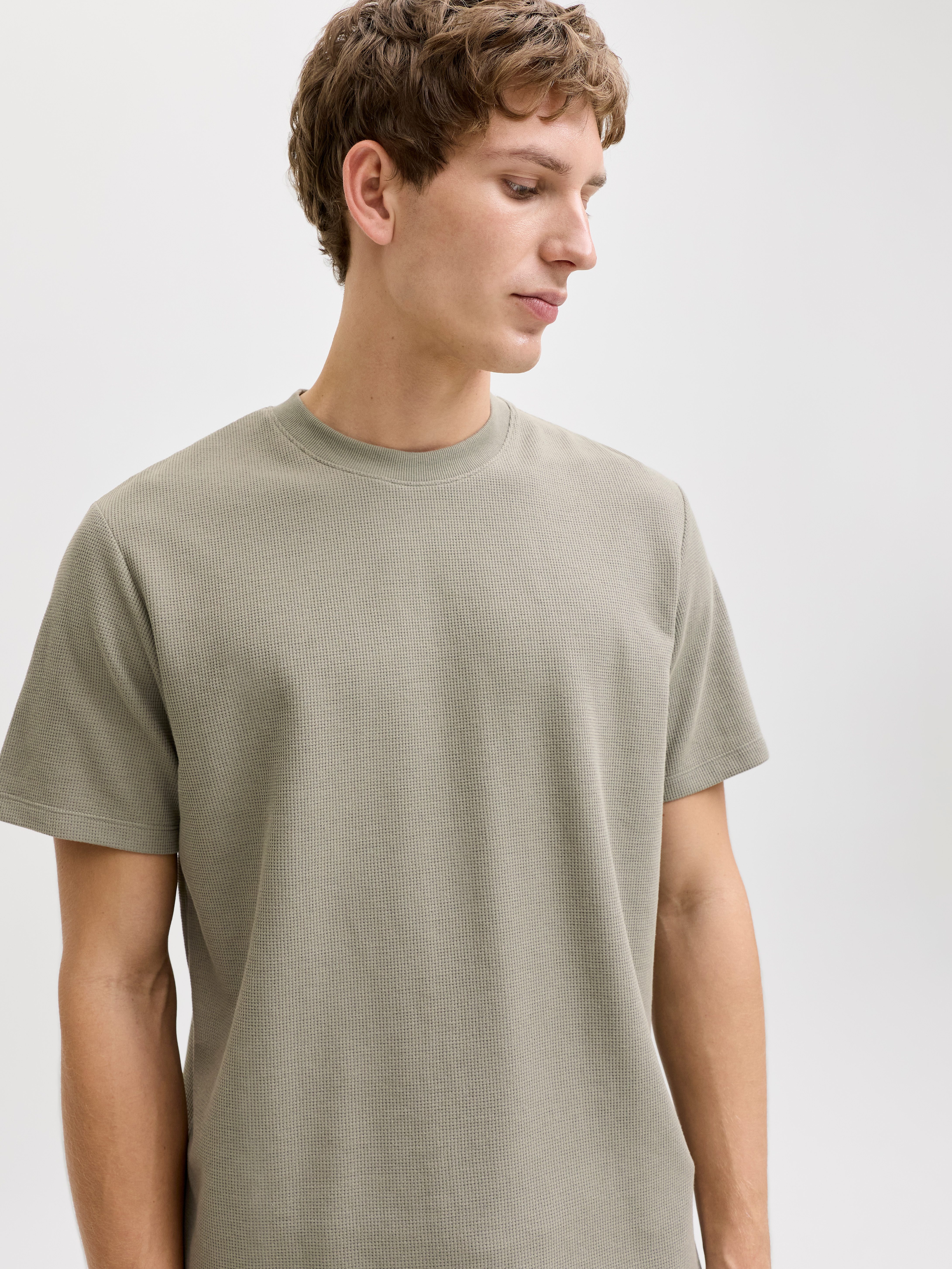 Jack & Jones Rundhalsshirt JJEAUSTIN TEE SS NOOS Materialmix, relaxed fit