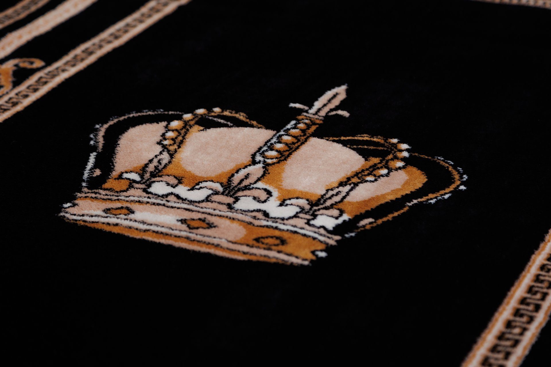 Belle Arti Teppich Teppich Wohnzimmer Wohnzimmerteppich schwarz gold Motiv Royal Krone, orientalisch, Kurzflor, Flauschig, Rutschfest, Mäander Muster