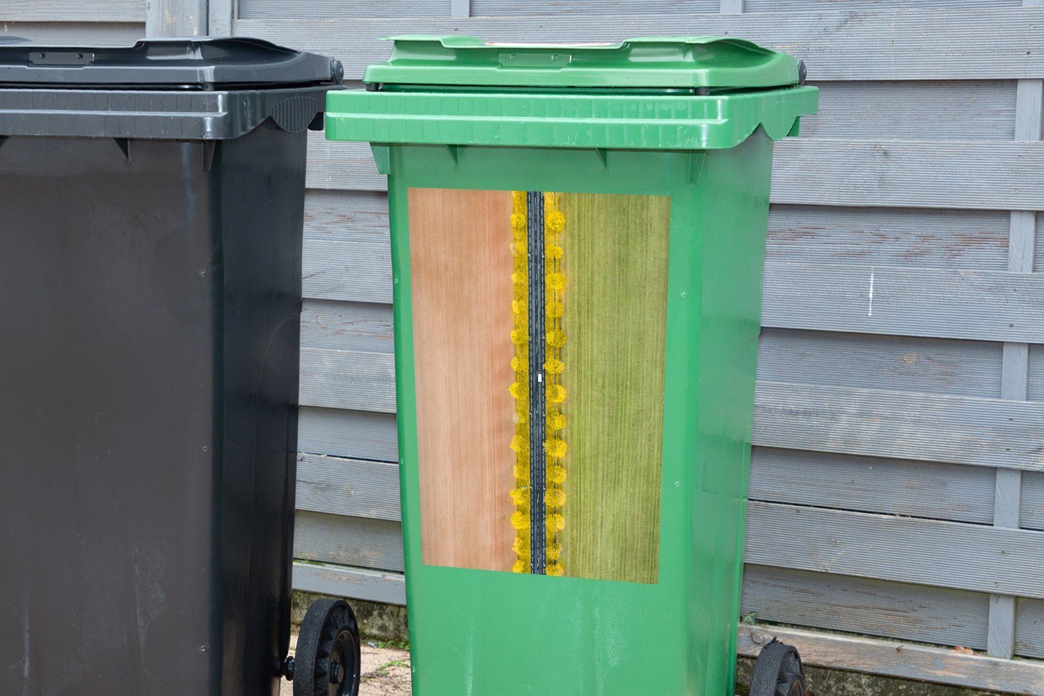 MuchoWow Wandsticker Herbstlicher Blick aus Container, der auf Abfalbehälter französische Vogelperspektive St), eine Sticker, Mülltonne, (1 Mülleimer-aufkleber