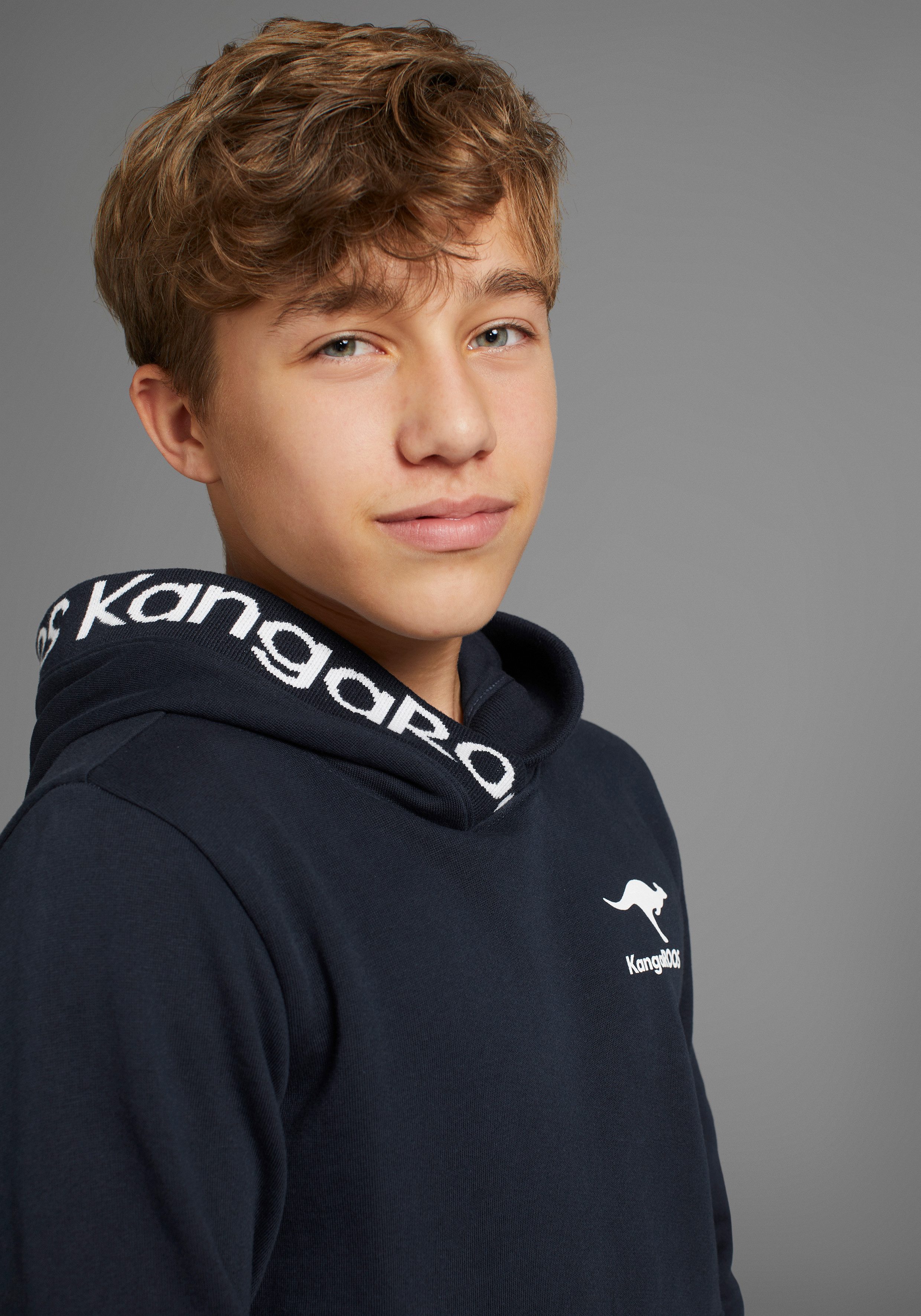 KangaROOS Kapuzensweatshirt Rückendruck und Logo-Schriftzüge an Bündchen