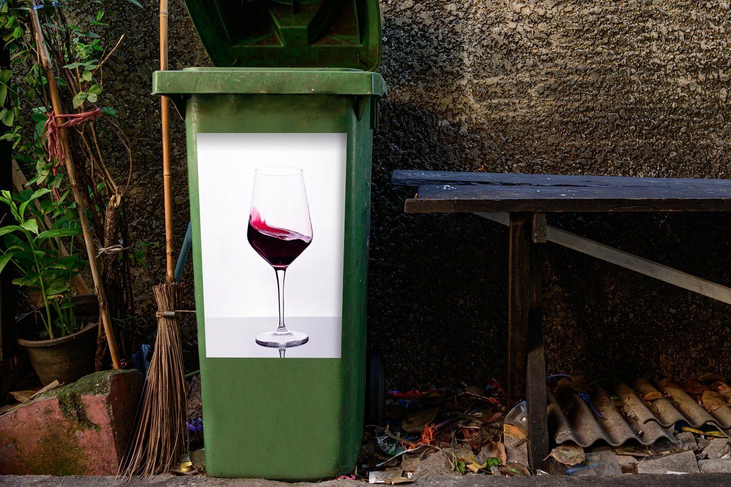 MuchoWow Wandsticker Studioaufnahme Mülltonne, Container, Mülleimer-aufkleber, Sticker, eines Glases St), Rotwein (1 Abfalbehälter