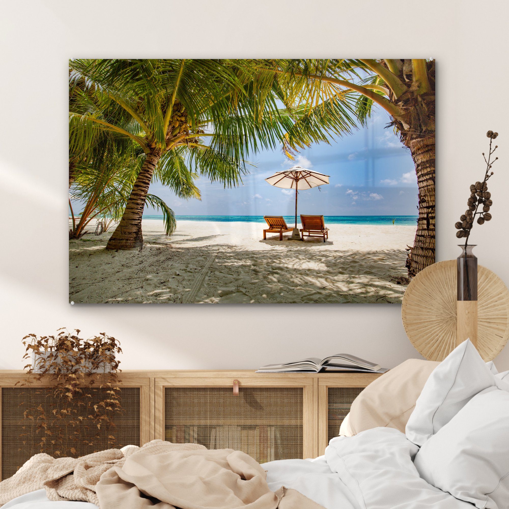 Wohnzimmer den Acrylglasbilder Bali, MuchoWow Strand an zwischen Acrylglasbild auf einem St), Palmen & Schlafzimmer (1 Sonnenliegen