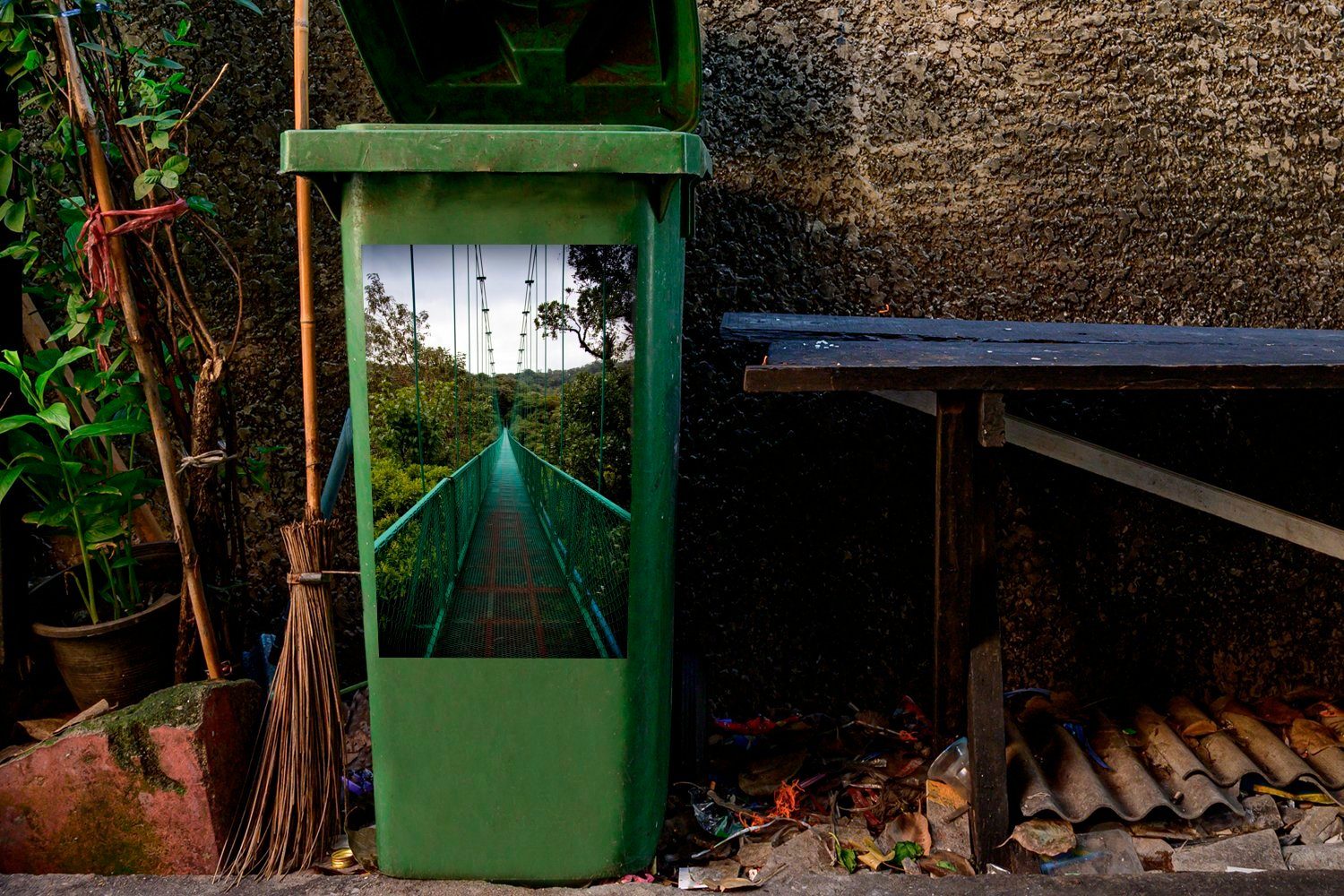 Mülleimer-aufkleber, Monteverde grüne Abfalbehälter im MuchoWow Die Wandsticker St), zwischen Bosque Mülltonne, Sticker, den Container, Hängebrücke Nuboso (1 Bäumen