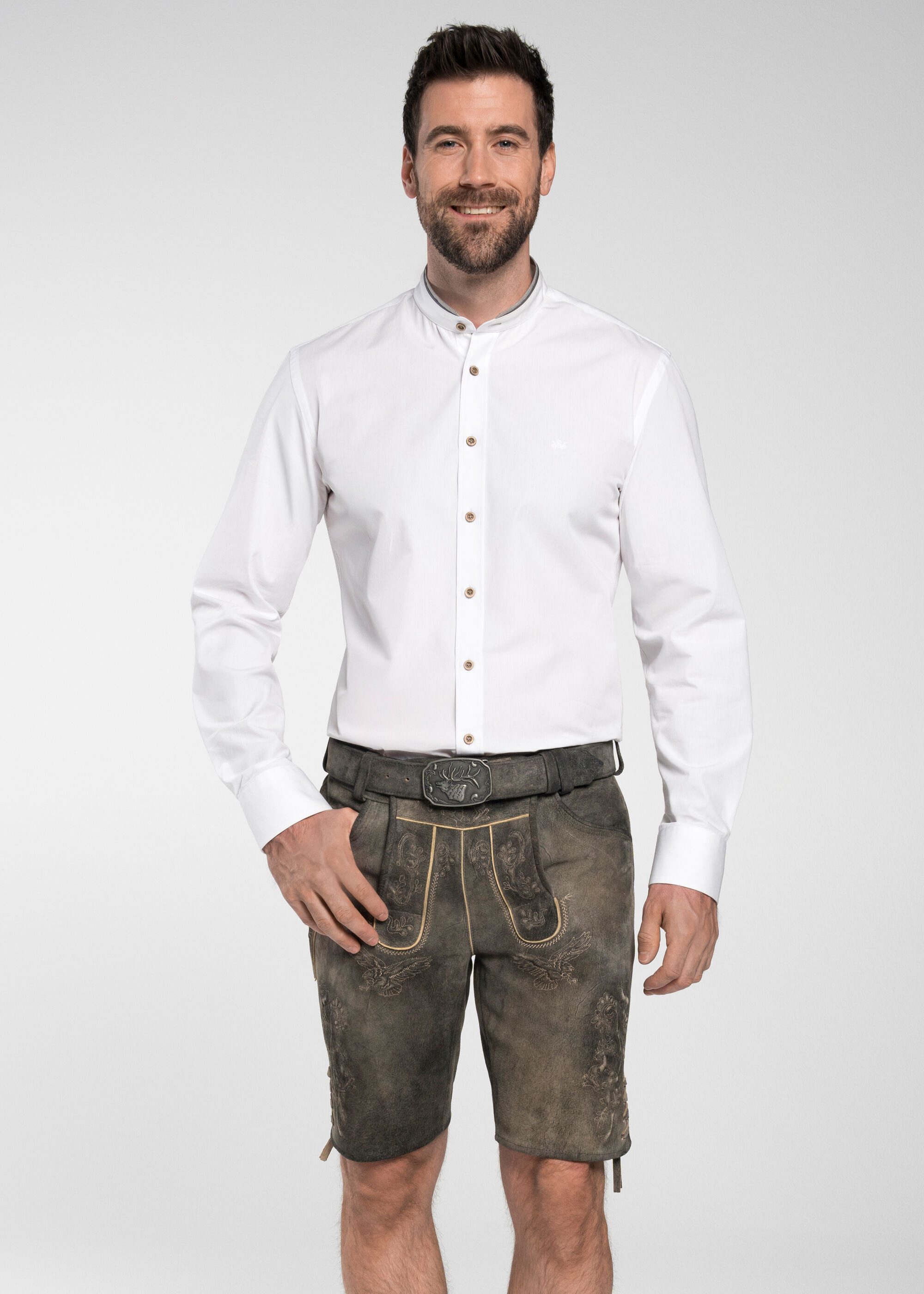 Spieth & Wensky Shorts Lederhose "Falkenstein" (1-tlg) mit Stickereien und Hirschkopf-Emblem