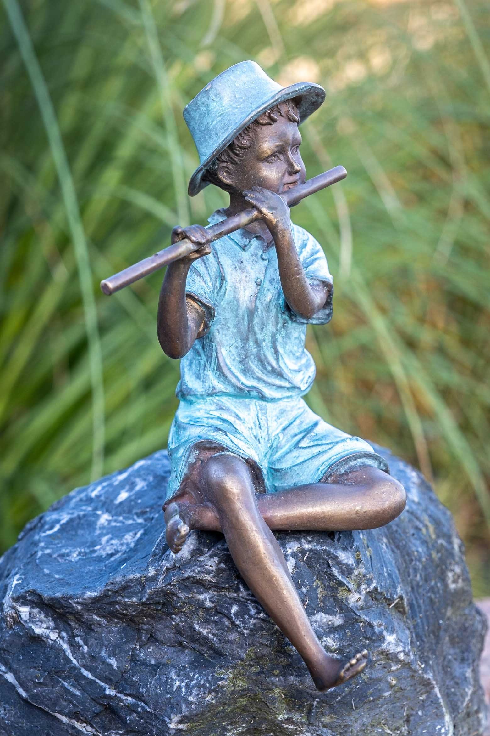 IDYL Gartenfigur IDYL Bronze-Skulptur Junge mit Flöte, Bronze