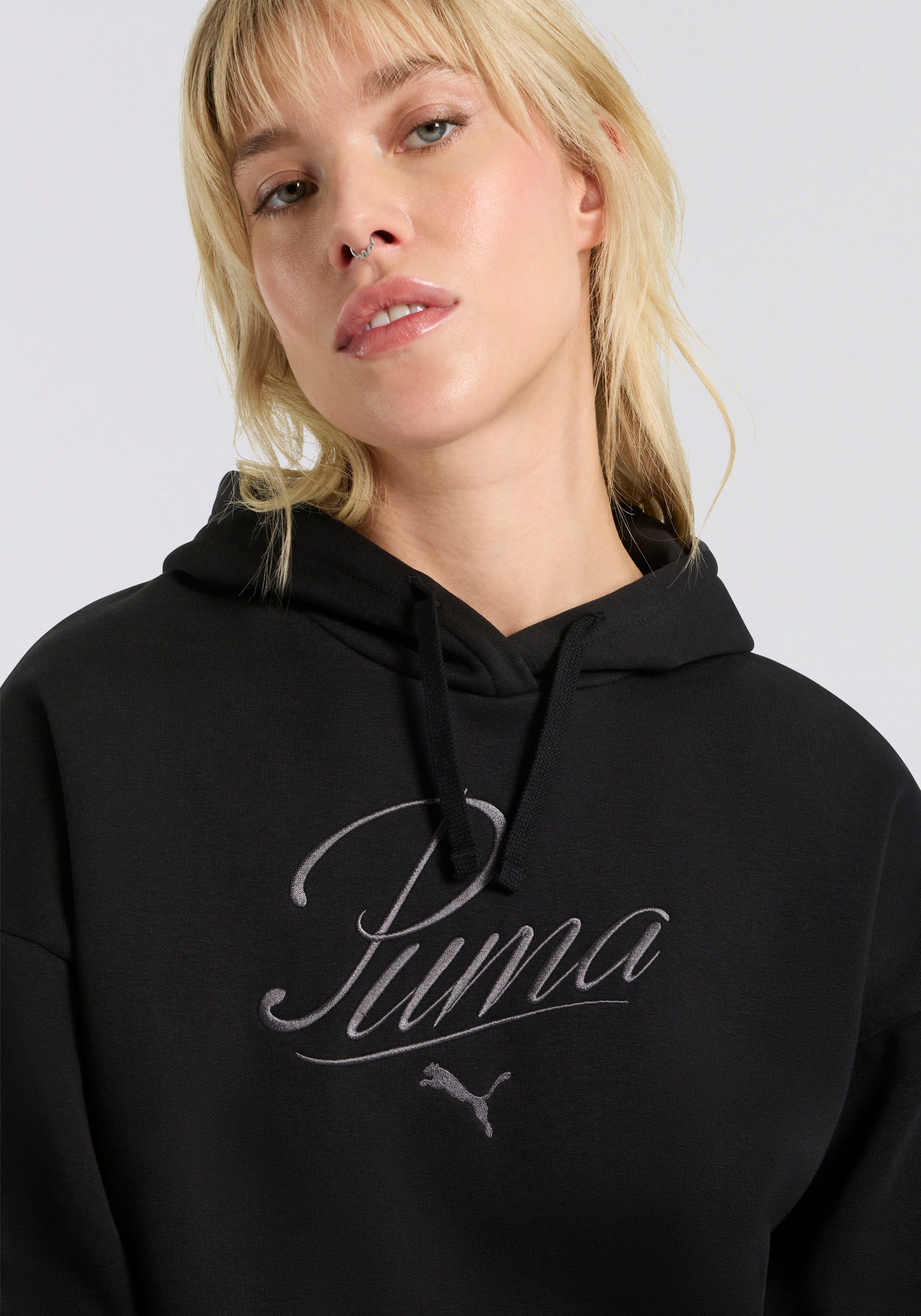 PUMA Kapuzensweatshirt ESS SCRIPT COMFORT HOODIE FL mit Kängurutasche, mit Print-Applikation, mit Rundhalsausschnitt – Bild 3 von 5