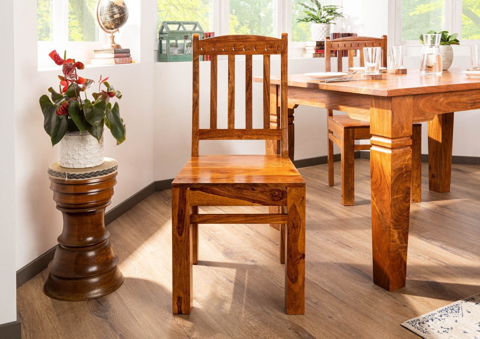 Massivmoebel24 Holzstuhl »OXFORD« (Schlichter Stuhl mit dekorativer  Rückenlehne im Landhausstil, braun lackiert 45x46x97 Akazie montiert),  hochwertiges Edelholz, authentische Holzadern, aufwendige Schnitzereien und  Verzierungen