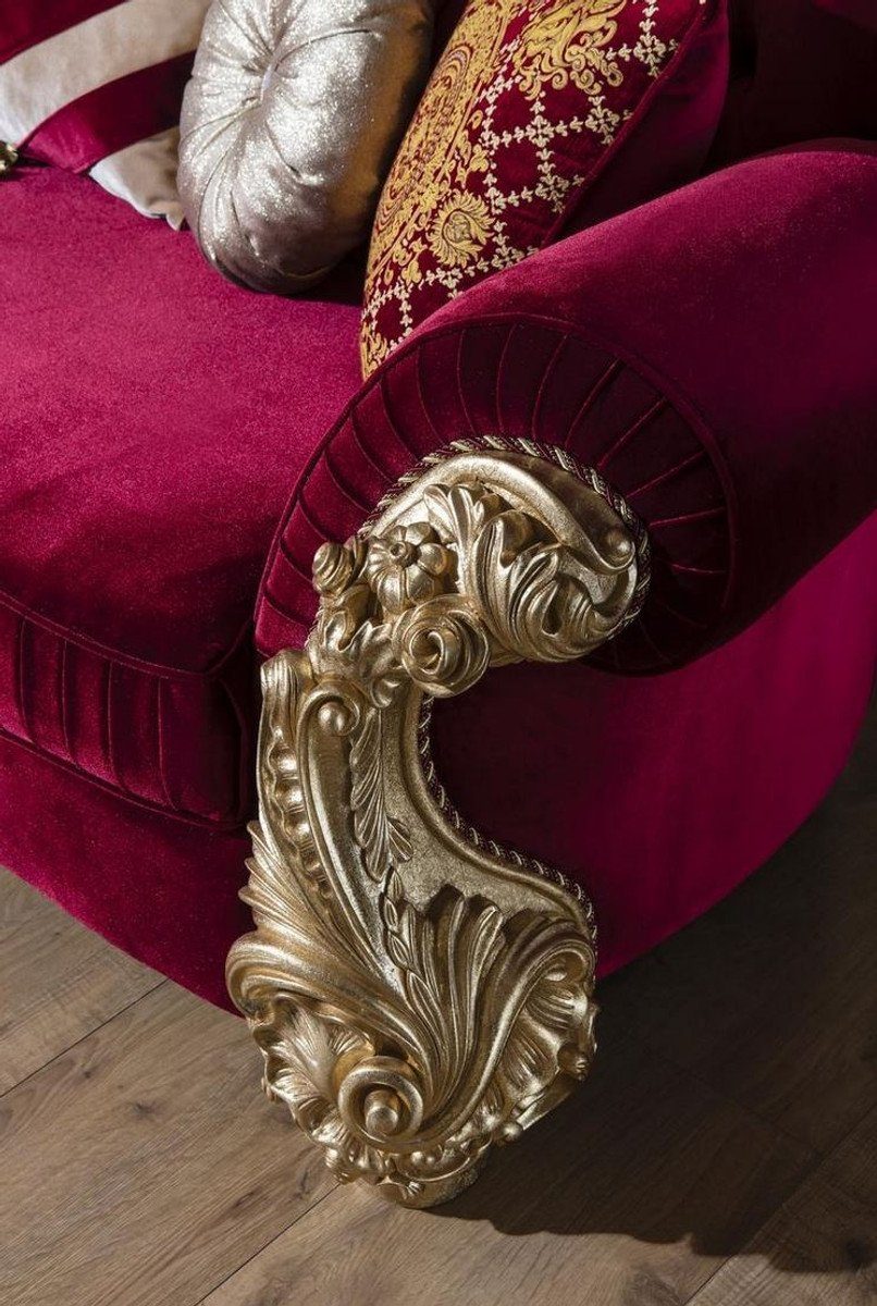 Casa Padrino Sofa Luxus Barock - Wohnzimmer - Gold 244 Kissen x 95 H. Sofa cm mit dekorativen 123 Barock / Bordeauxrot x Prunkvolles Wohnzimmer Möbel Sofa