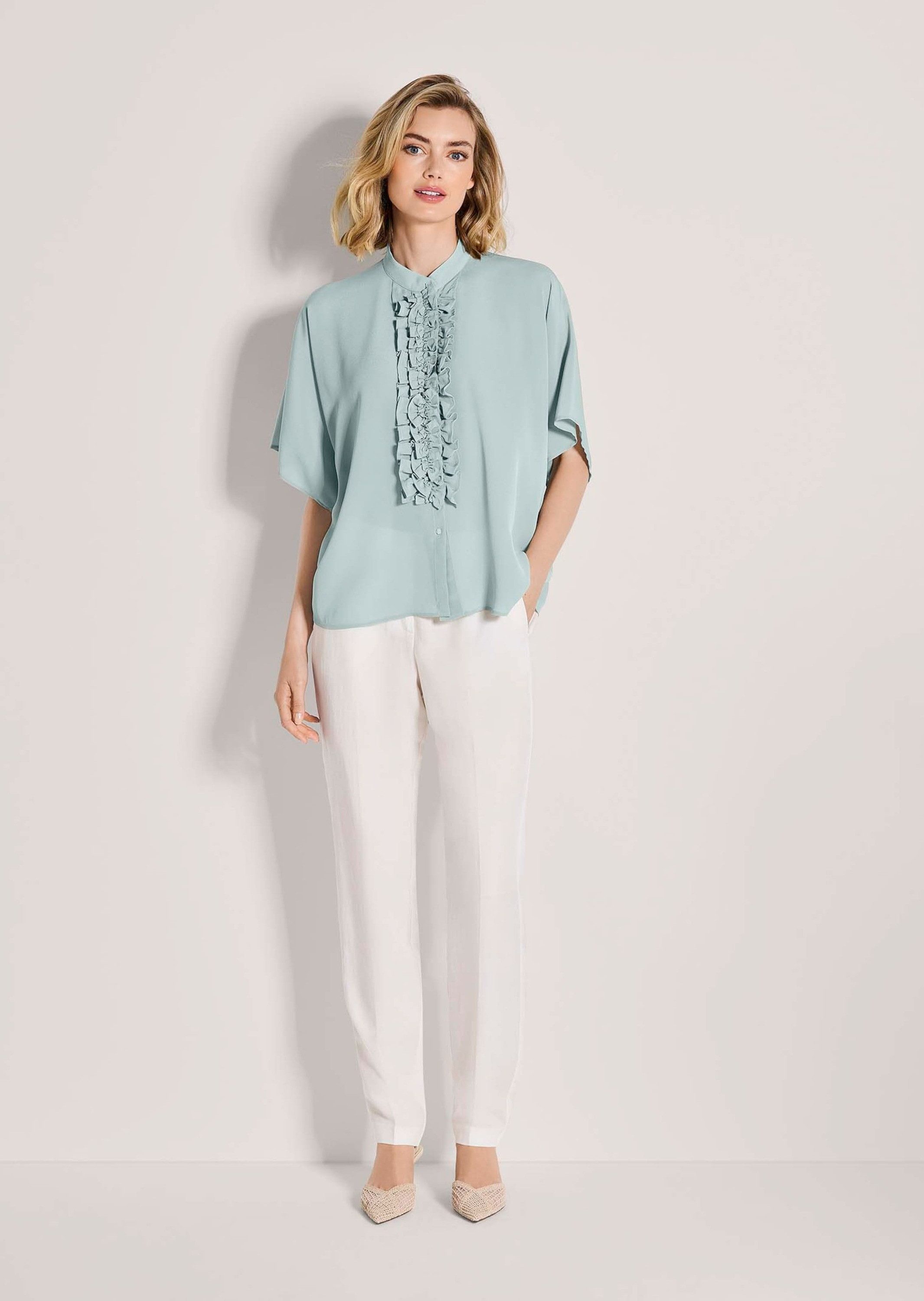 MADELEINE Kurzarmbluse Elegante Seidenbluse mit Rüschen Rüschenbluse mit Stehkragen, Knopfleiste und Halbarm