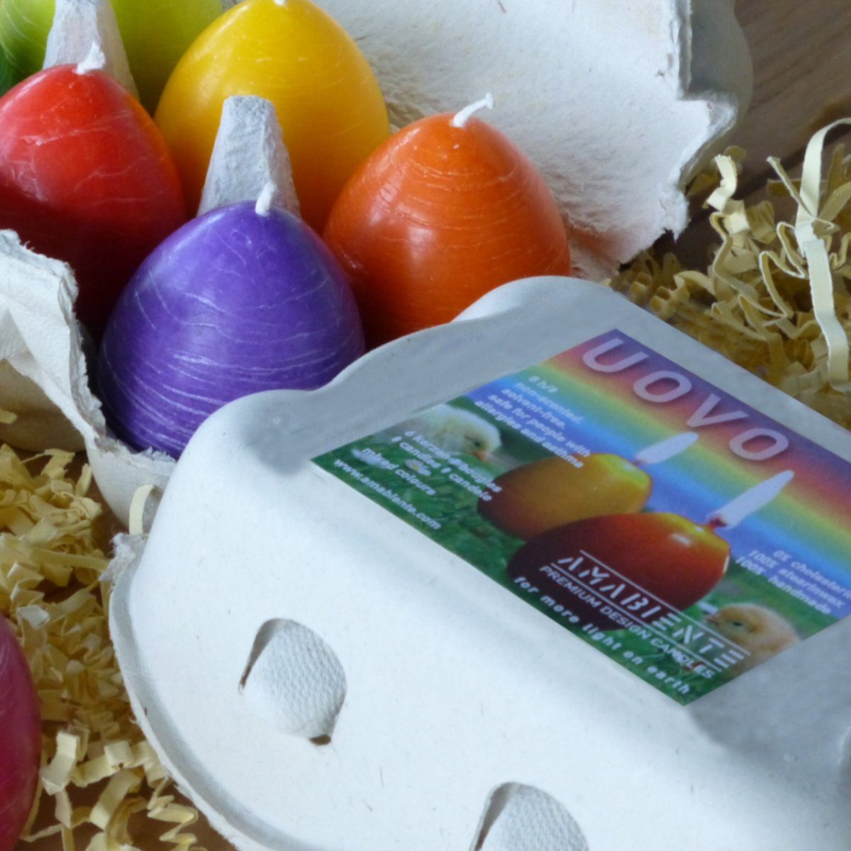 Amabiente Kerzenhalter farbenfrohe Eierkerzen UOVO im Eierkarton, Brenndauer bis zu 8 Stunden pro Kerze, unbedenklich für Asthmatiker / Allergiker