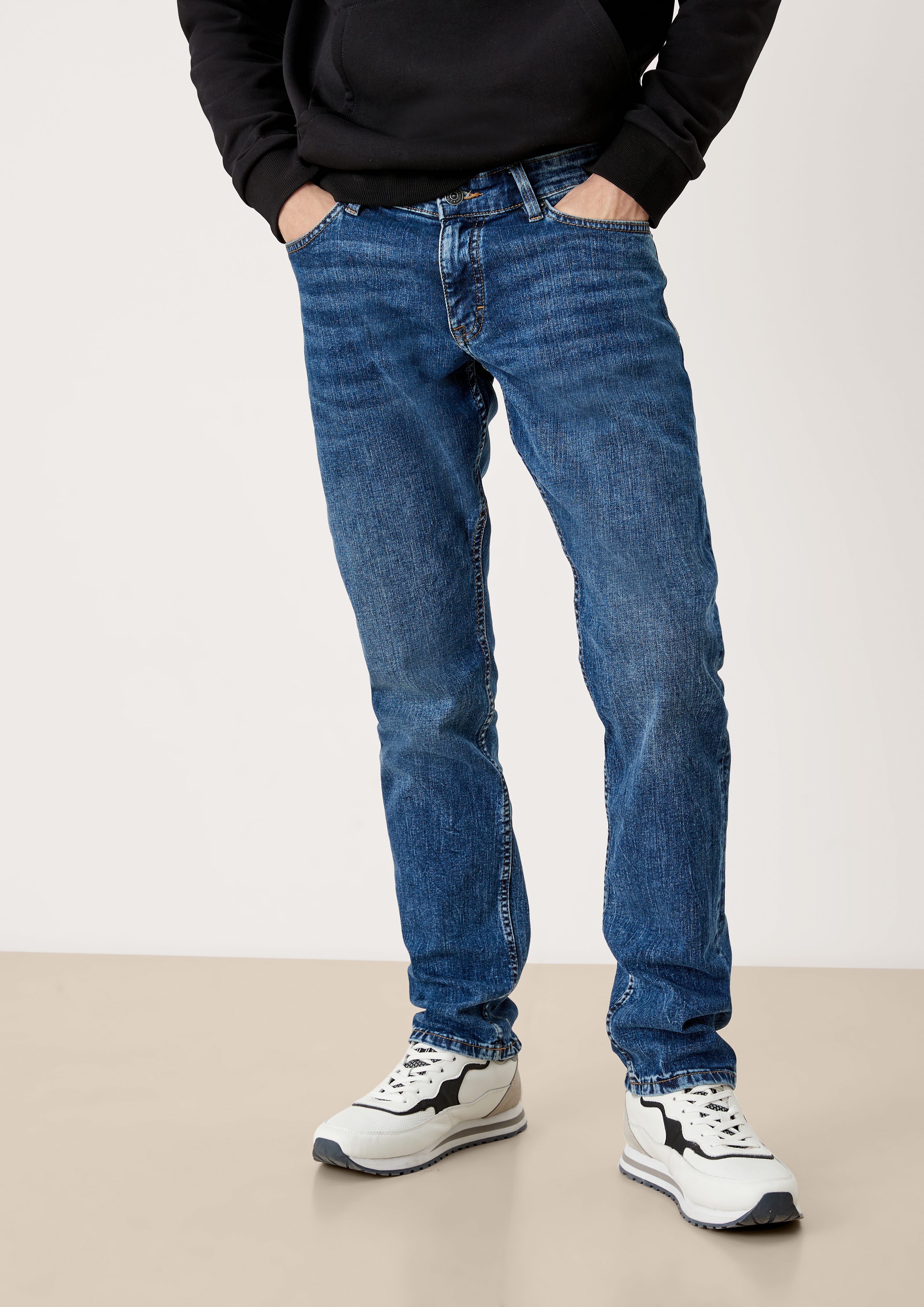 QS 5-Pocket-Jeans Jeans Rick / Slim Fit / Mid Rise / Slim Leg Waschung, hat  einen Reißverschluss, mit Knopf als Verschluss, in 5-Pocket-Form