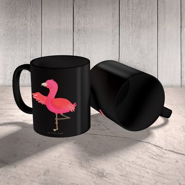 Mr. & Mrs. Panda Tasse Flamingo Yoga - Schwarz - Geschenk, Kaffeetasse, Rosa, Tasse Motive, Keramik Schwarz, Herzberührende Designs