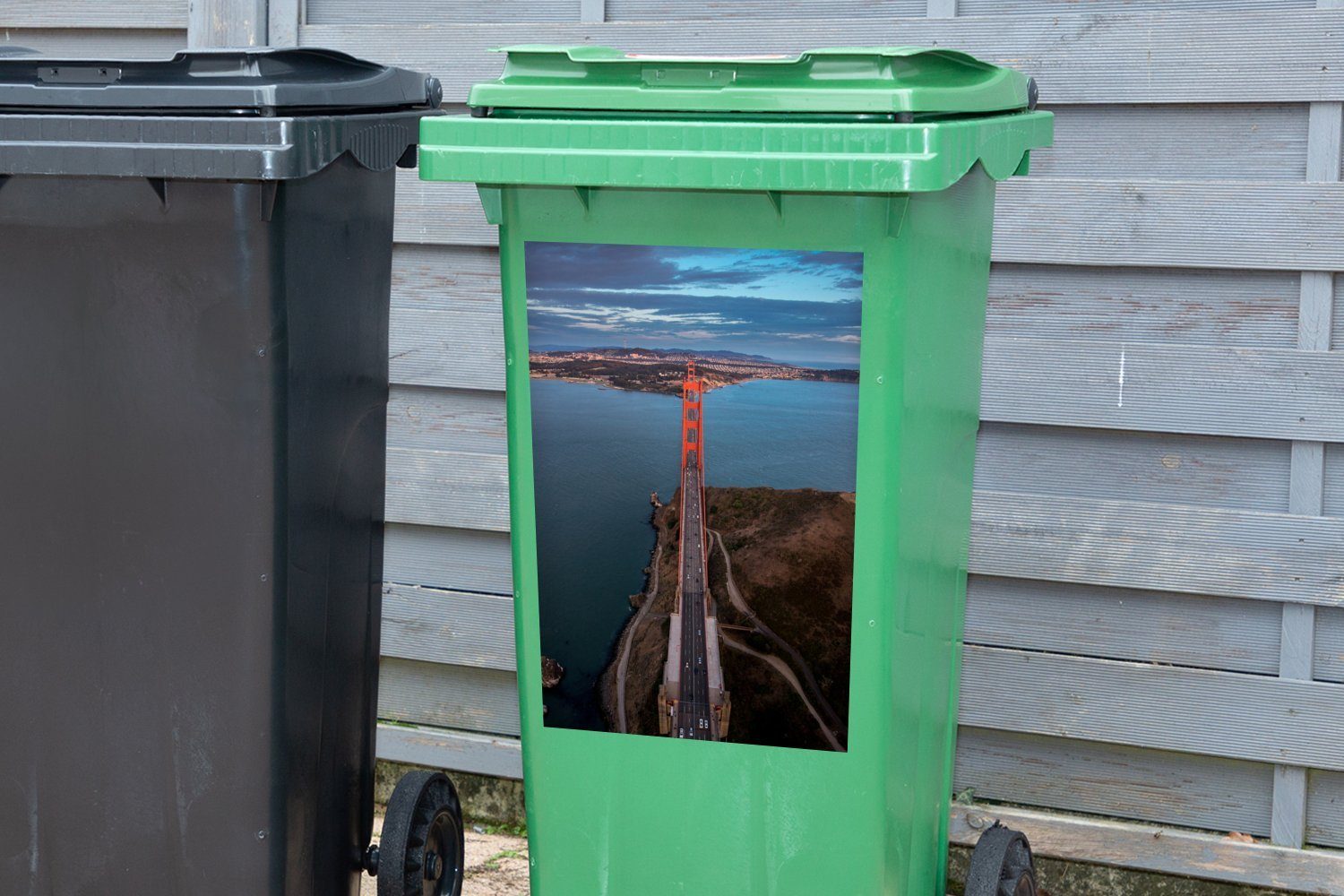 Wandsticker St), Sticker, (1 MuchoWow Gate Bridge Mülleimer-aufkleber, Container, Golden Mülltonne, Abfalbehälter