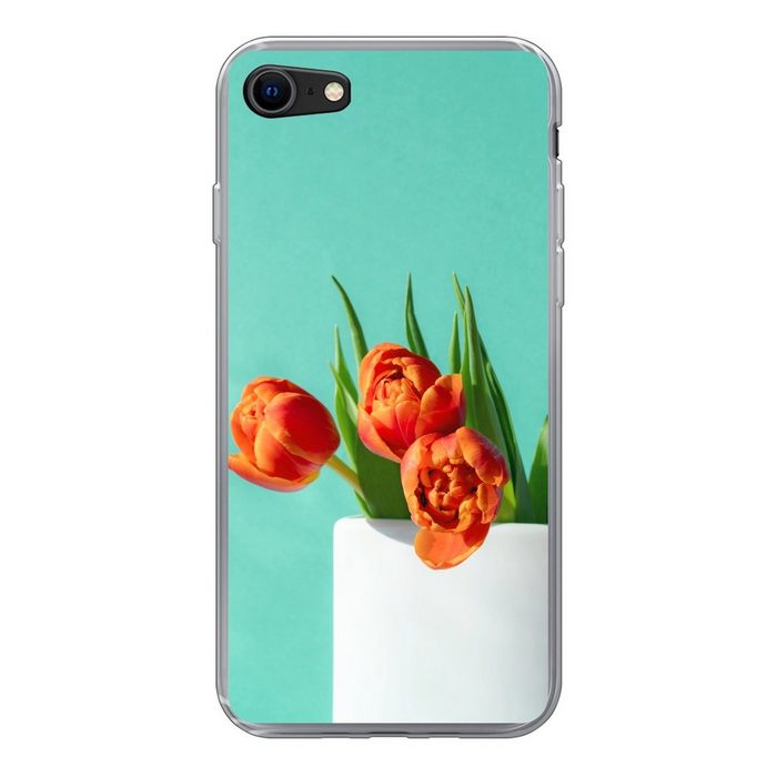 MuchoWow Handyhülle Orangefarbene Tulpen in einer weißen Vase vor grünem Hintergrund Handyhülle Apple iPhone 7 Smartphone-Bumper Print Handy Schutzhülle