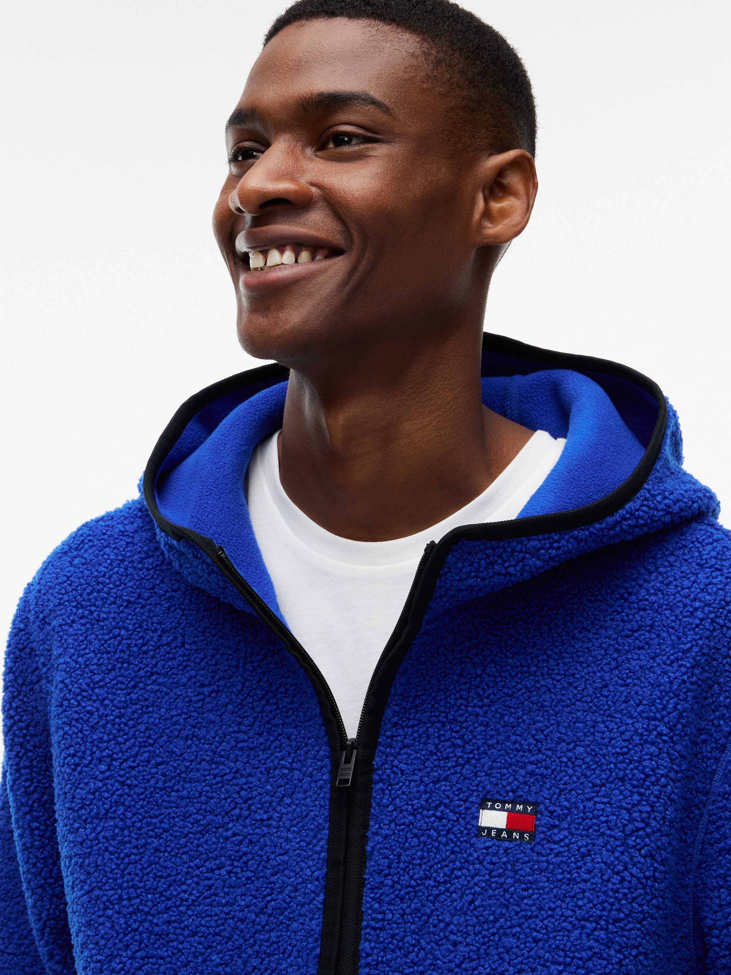 Tommy Jeans Plüschjacke TJM REG BADGE TEDDY ZIP TRU EXT Freizeitjacke, Übergangsjacke, Teddyjacke mit Logopatch