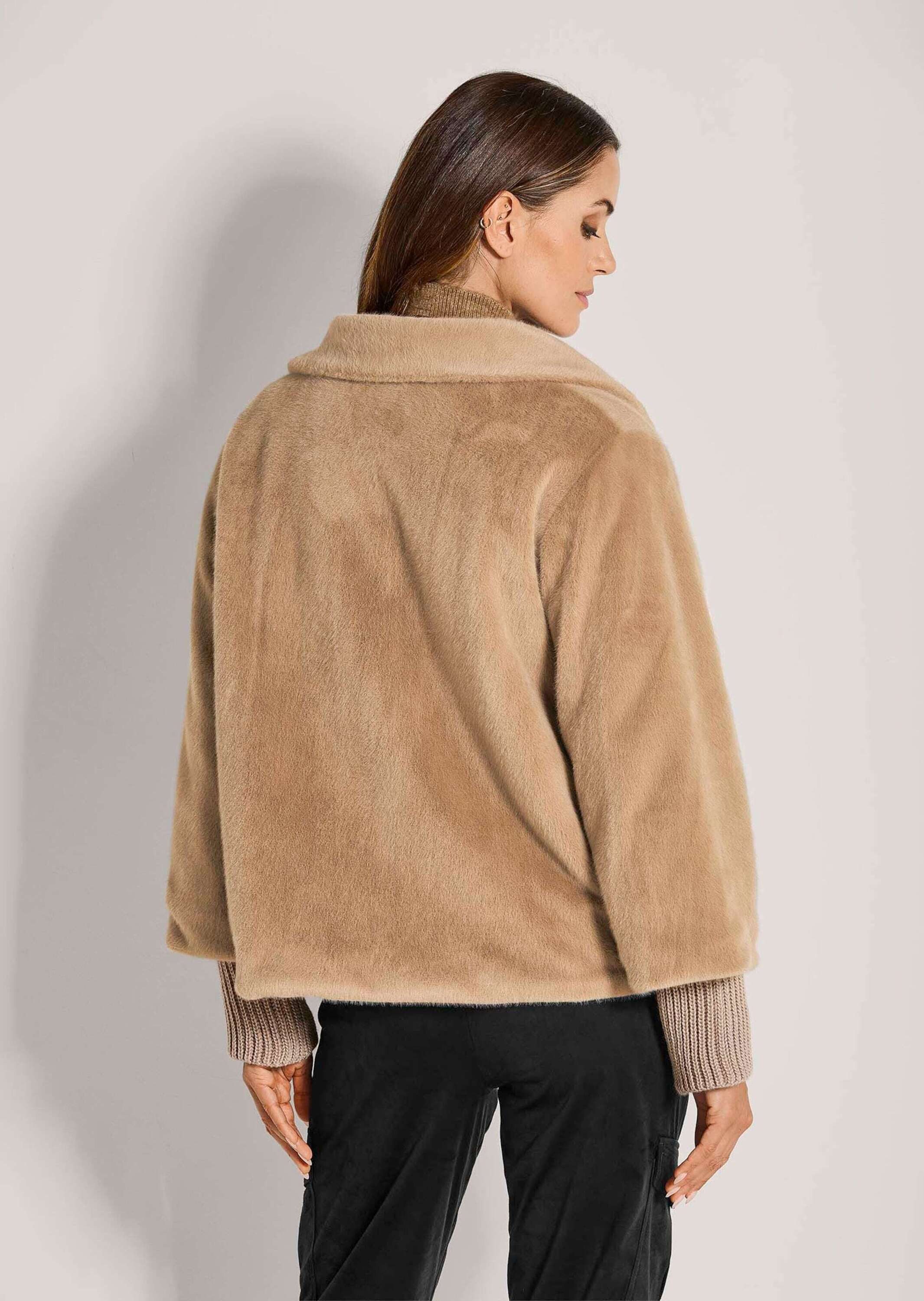 MADELEINE Outdoorjacke Elegante Damenjacke in Felloptik Modische Webpelz-Jacke mit Stehkragen, Langarm und Rippstrickbund