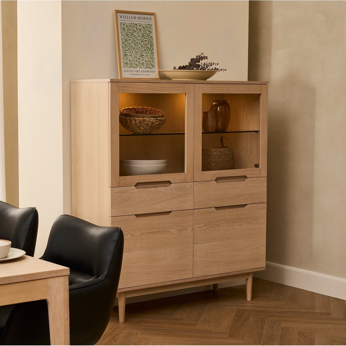 Feeling4Home Highboard Eiche Whitewash 146 cm - 4 Türen, 2 Schubladen, LED & Soft-Close, Großzügiger Stauraum, Massivholzbeine, LED-Beleuchtung