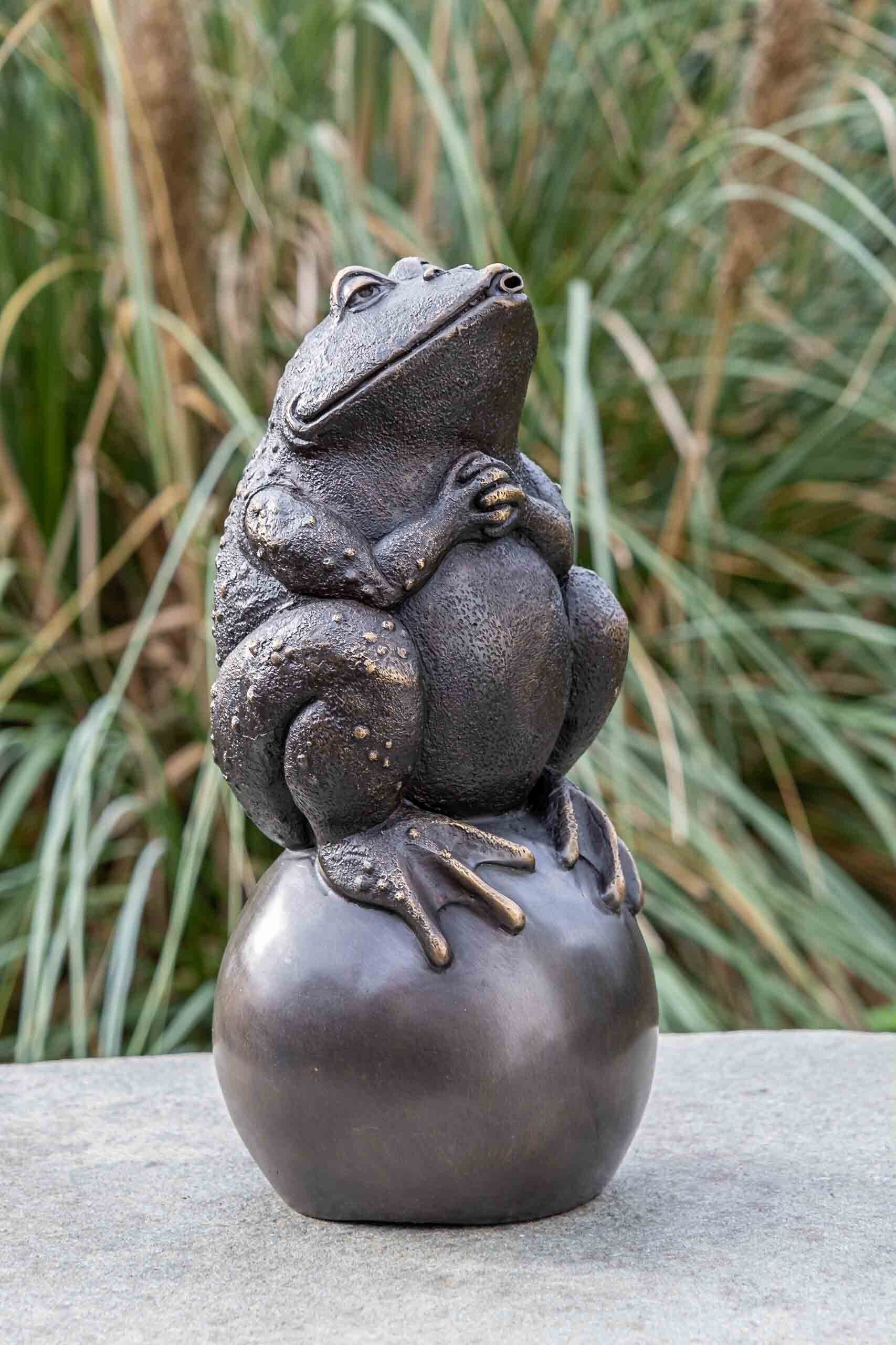 IDYL Gartenfigur IDYL Bronze-Skulptur Frosch auf einer Kugel Wasserspeiend, Bronze – sehr robust – Langlebig – witterungsbeständig gegen Frost, Regen und UV-Strahlung. Die Modelle werden in Wachsausschmelzverfahren in Bronze gegossen und von Hand patiniert.