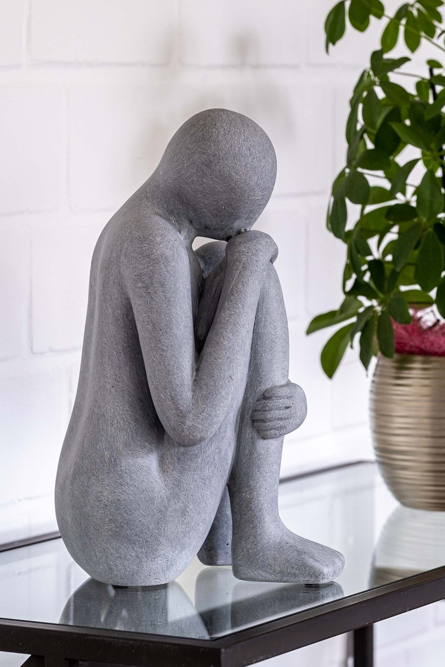 IDYL Dekofigur IDYL Moderne Skulptur Figur Sandsteinguss "Denkender Mann", Moderne Figur "Denkender Mann" in grau.