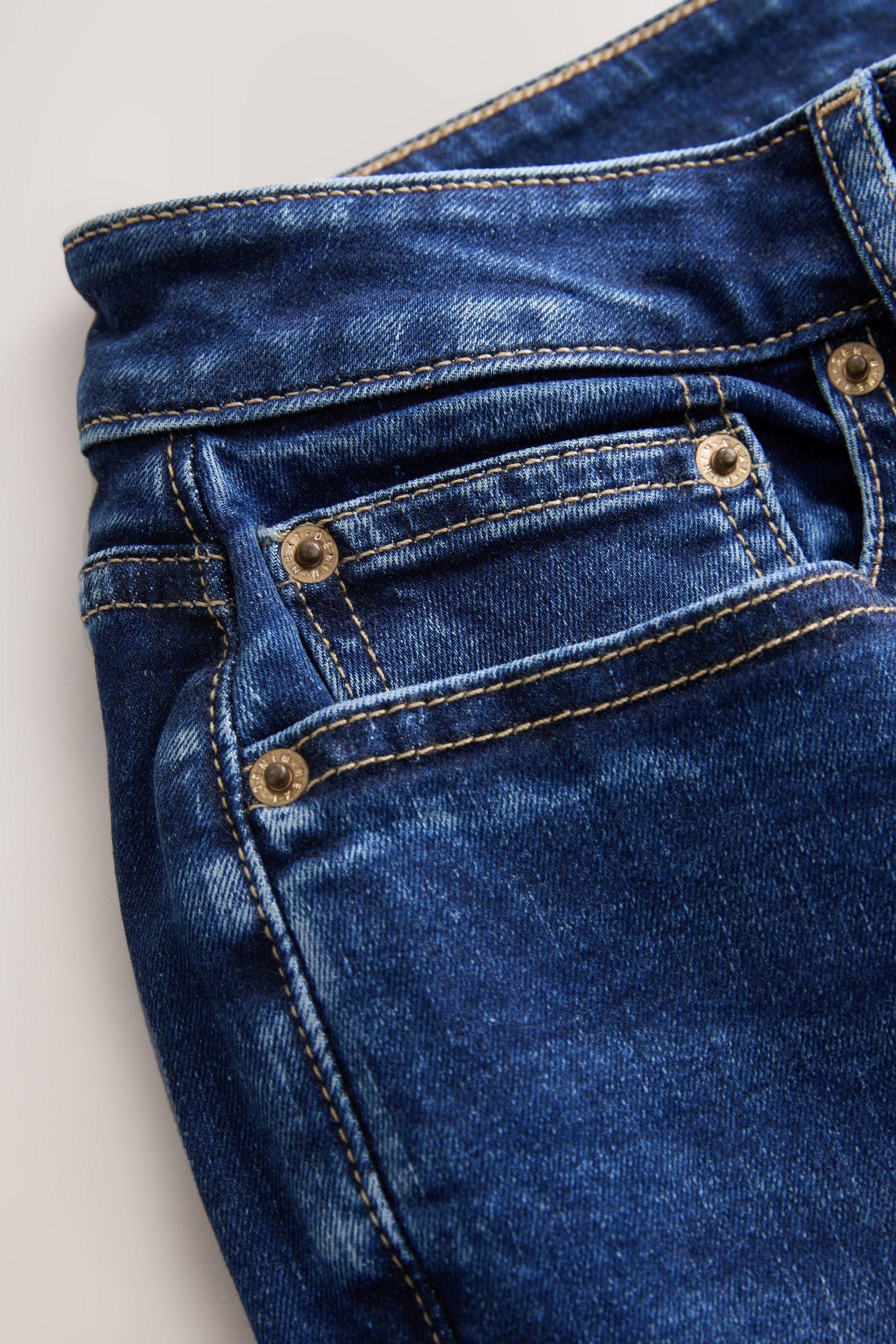 Next Bootcut-Jeans Sanduhr Bootcut-Jeans aus Stretchdenim, Kurzgröße (1-tlg)