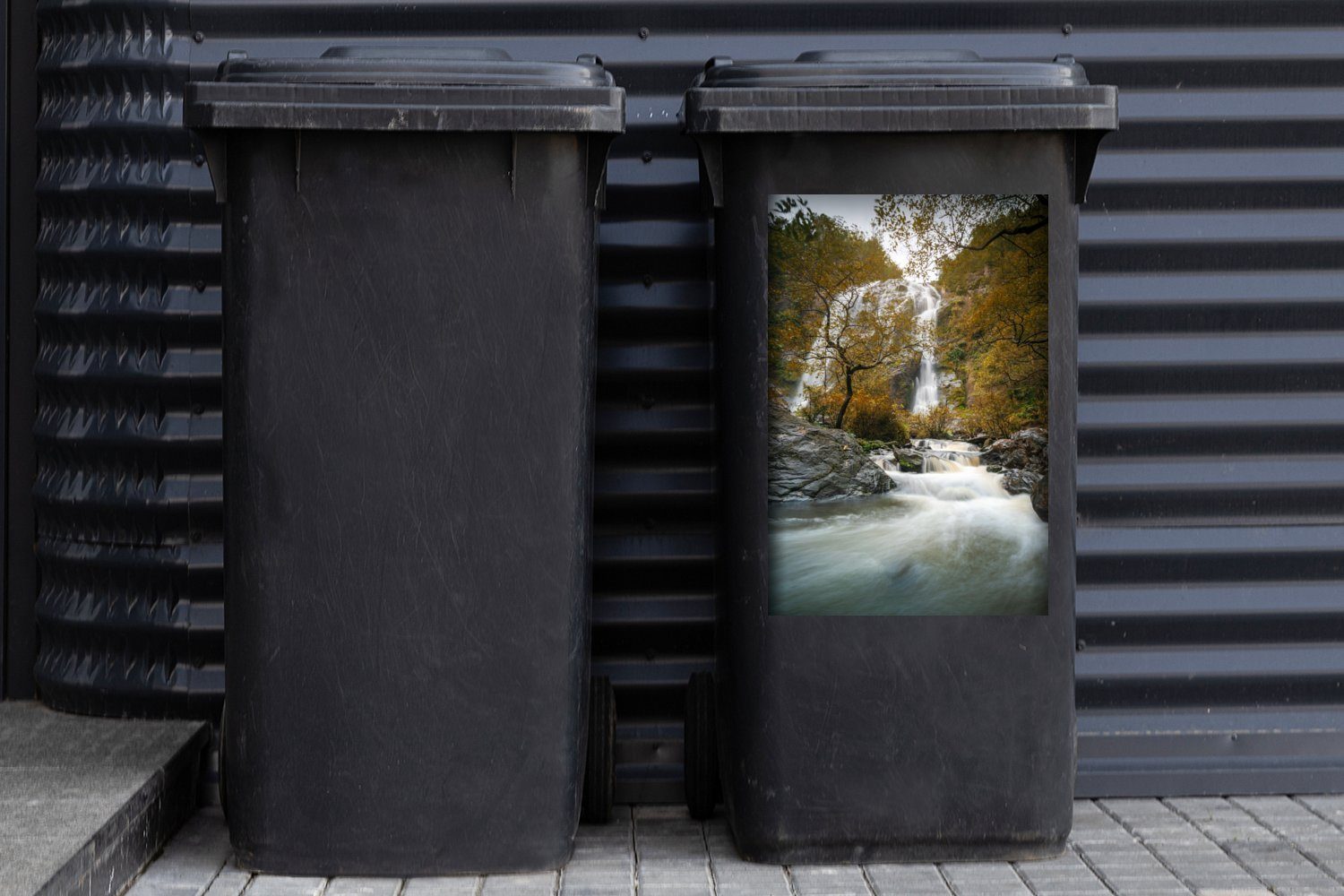 MuchoWow Wandsticker Berühmter Mülltonne, im St), (1 Sticker, Abfalbehälter Klong-Lan-Nationalpark Wasserfall Container, natürlicher Mülleimer-aufkleber