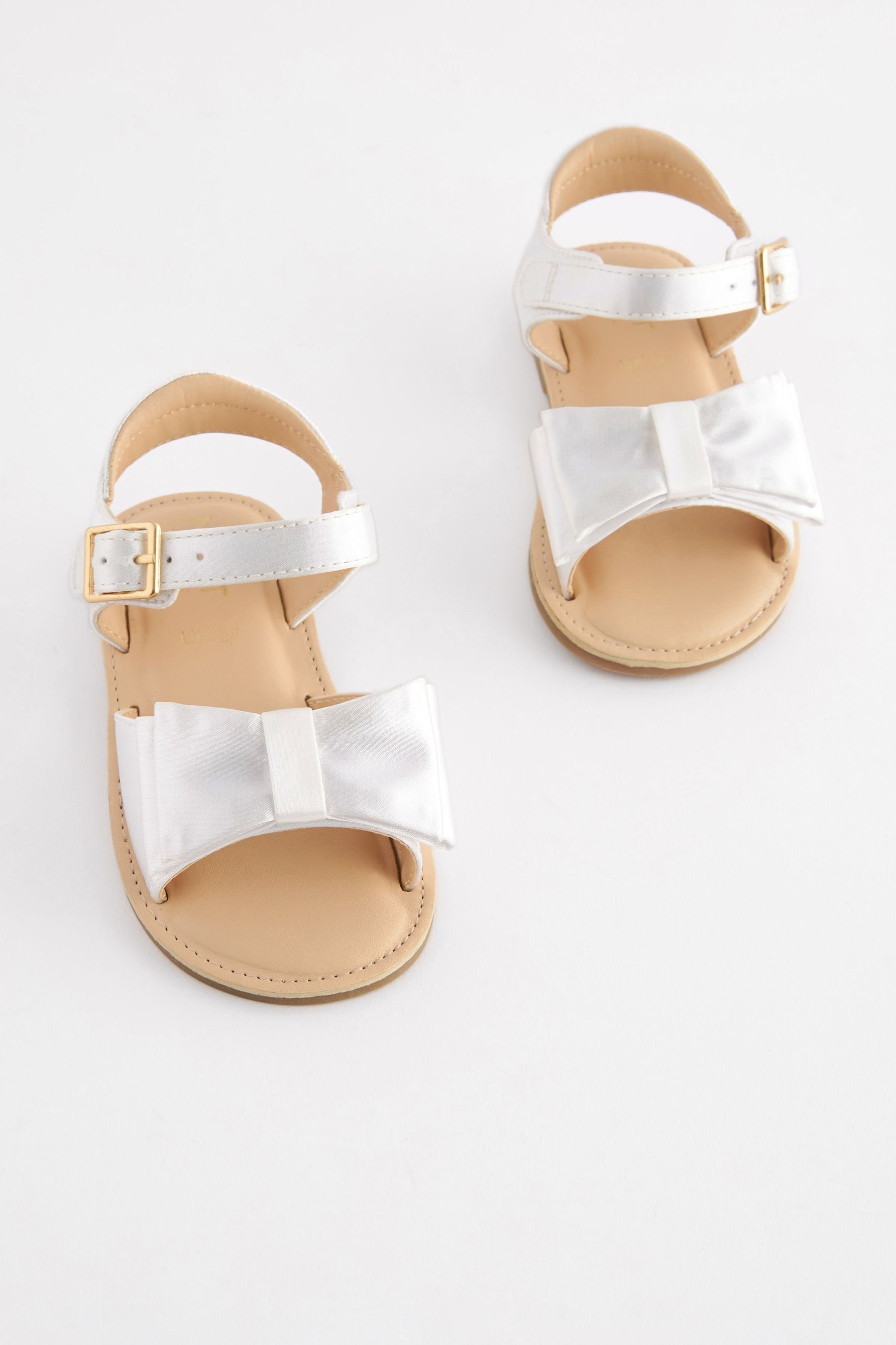 Next Brautjungfernsandalen Satin mit Schleife - Weit Sandale (1-tlg)
