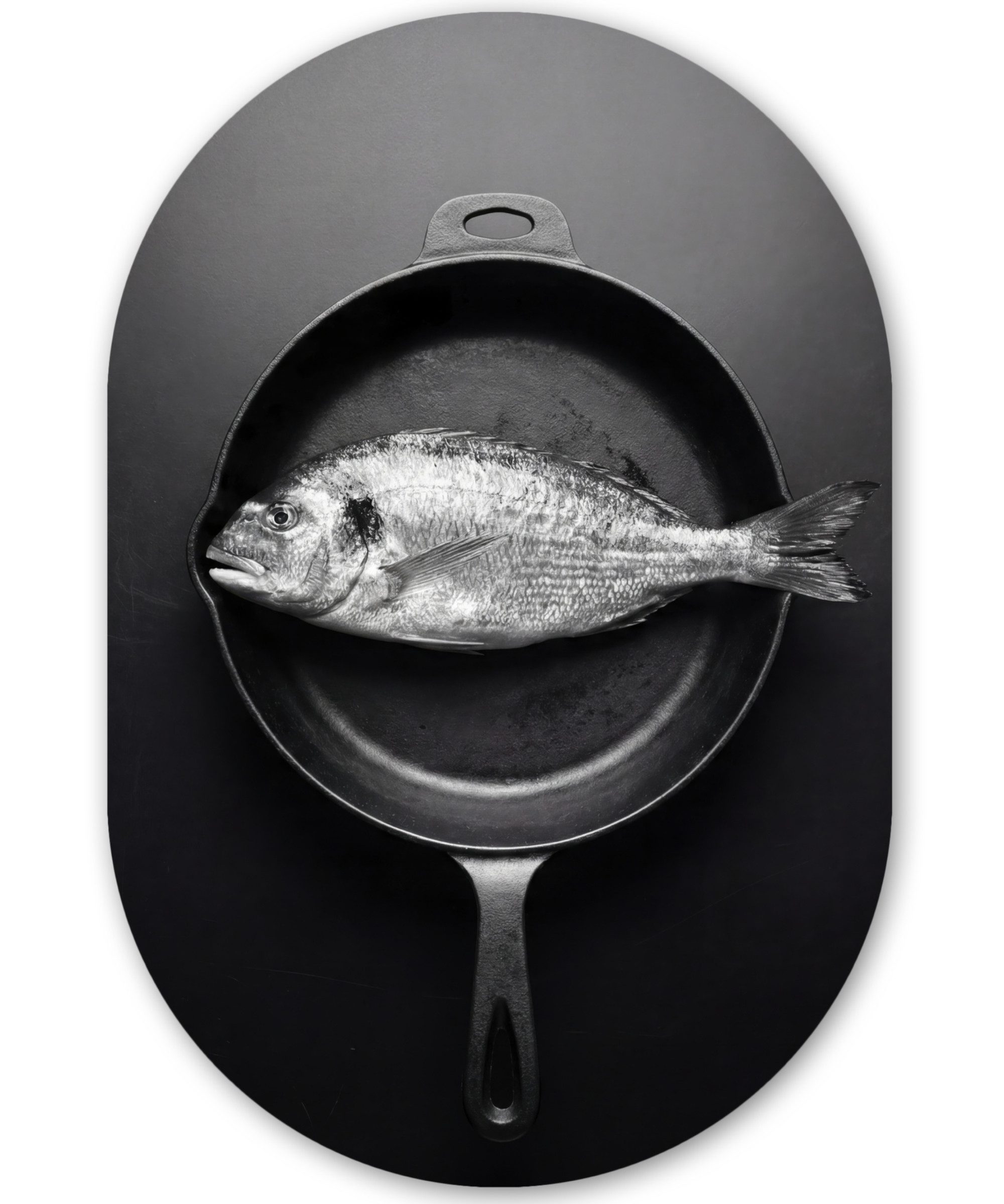 MuchoWow Gemälde Pfanne - Fisch - Schwarz - Weiß, Fotodruck (1 St), Wandbild Oval, Wohnzimmer oder Schlafzimmer Wanddekoration, 40x60 cm