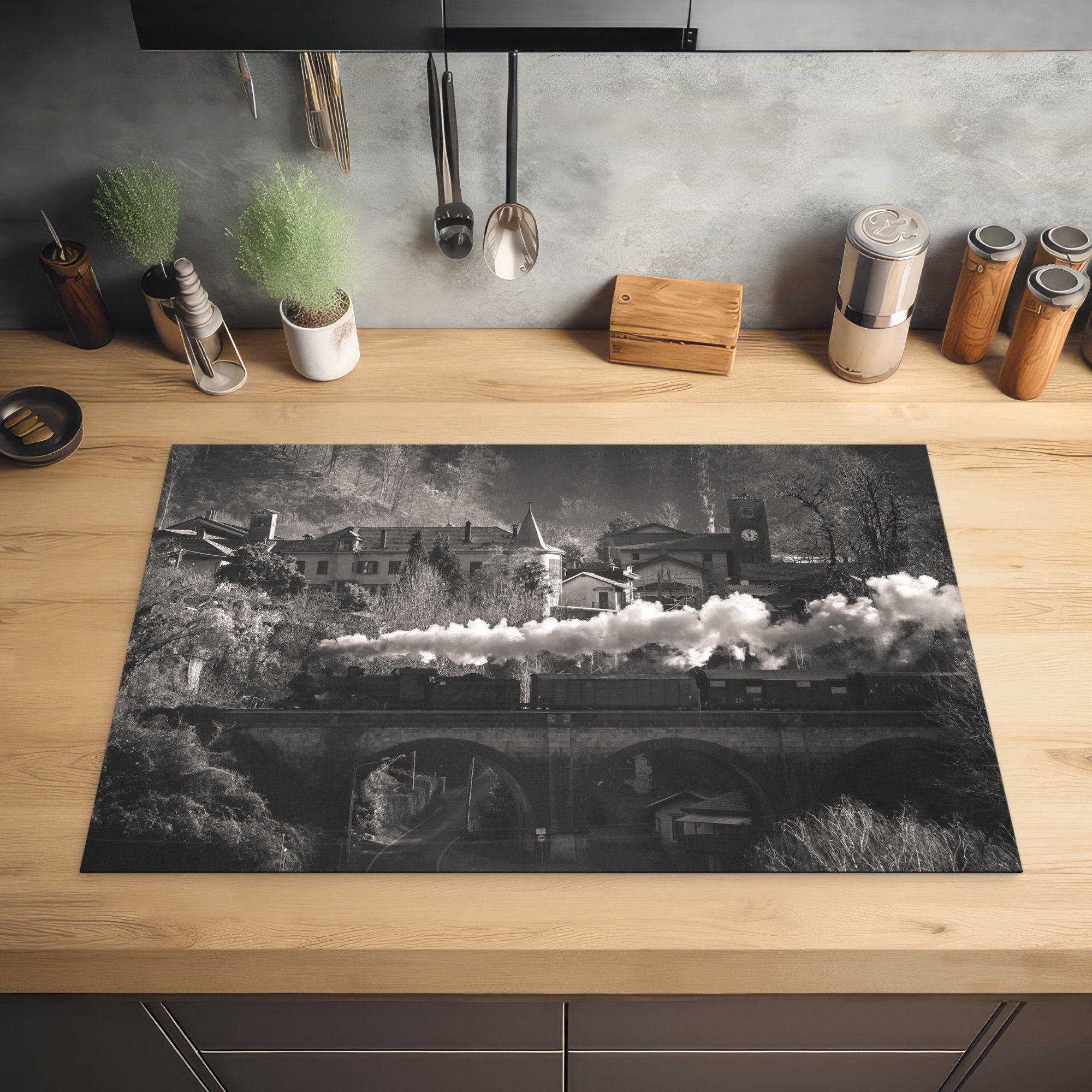 MuchoWow Herdblende-/Abdeckplatte Schwarz-Weiß-Fotografie eines Ceranfeldabdeckung Dampfzuges auf tlg), einer 81x52 (1 Schutz cm, Vinyl, Brücke, küche, Induktionskochfeld die für
