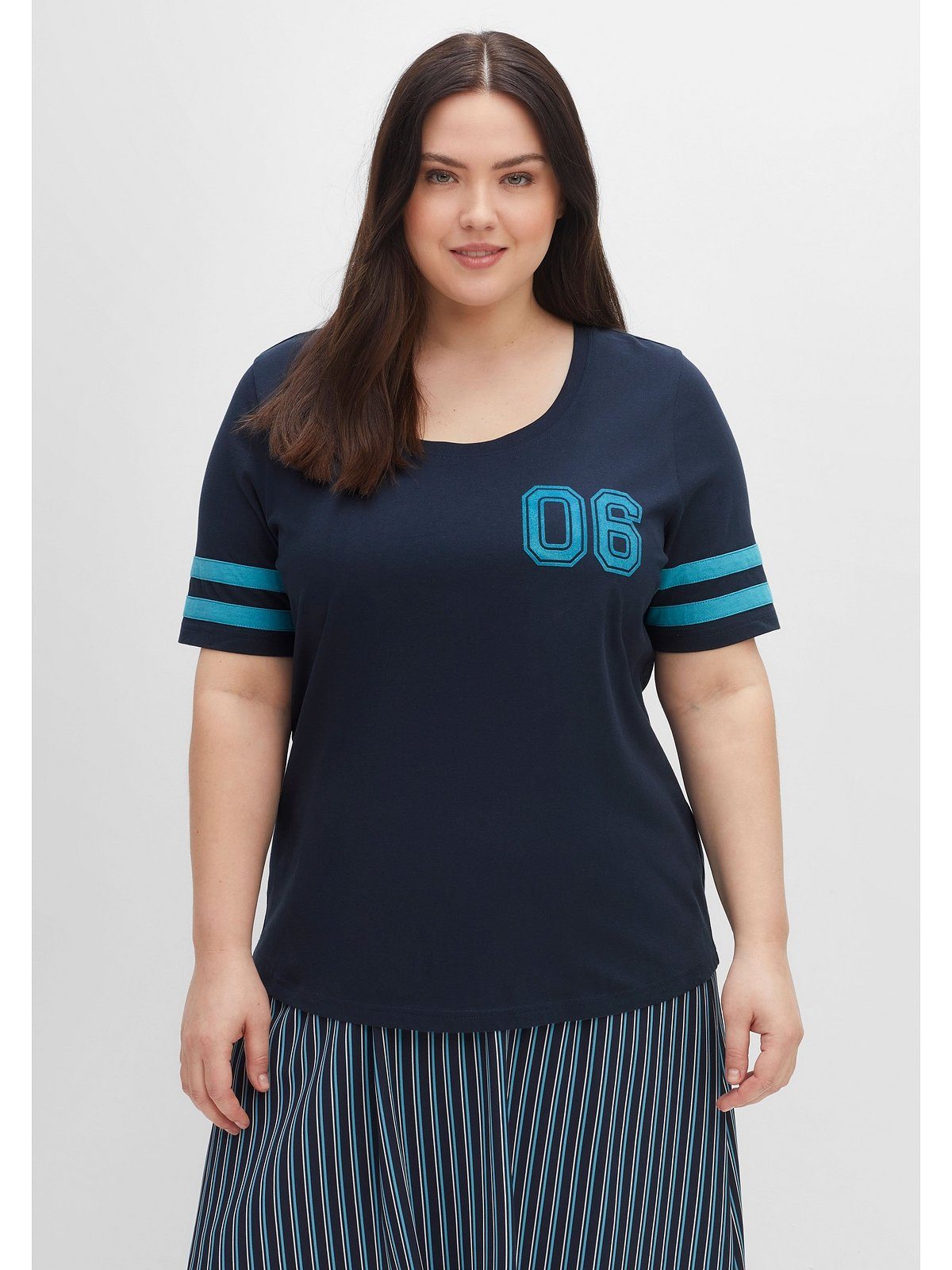 T-Shirt Größen mit Streifen und Flockprint im Große Sheego College-Stil,