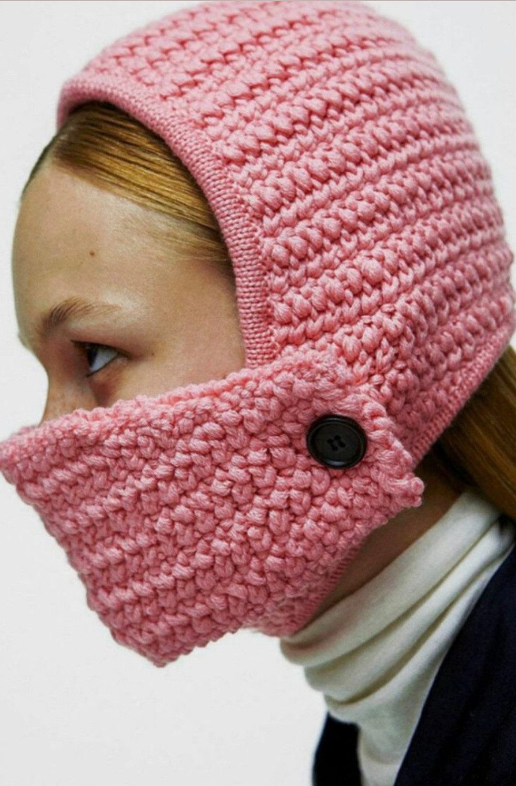 Miu Miu Strickmütze Mütze Mask-front crocheted hood hat Crochet Virgin Wool Hat Cap Hut Knopf-Kinn- und Mundschutz für optimale Isolierung