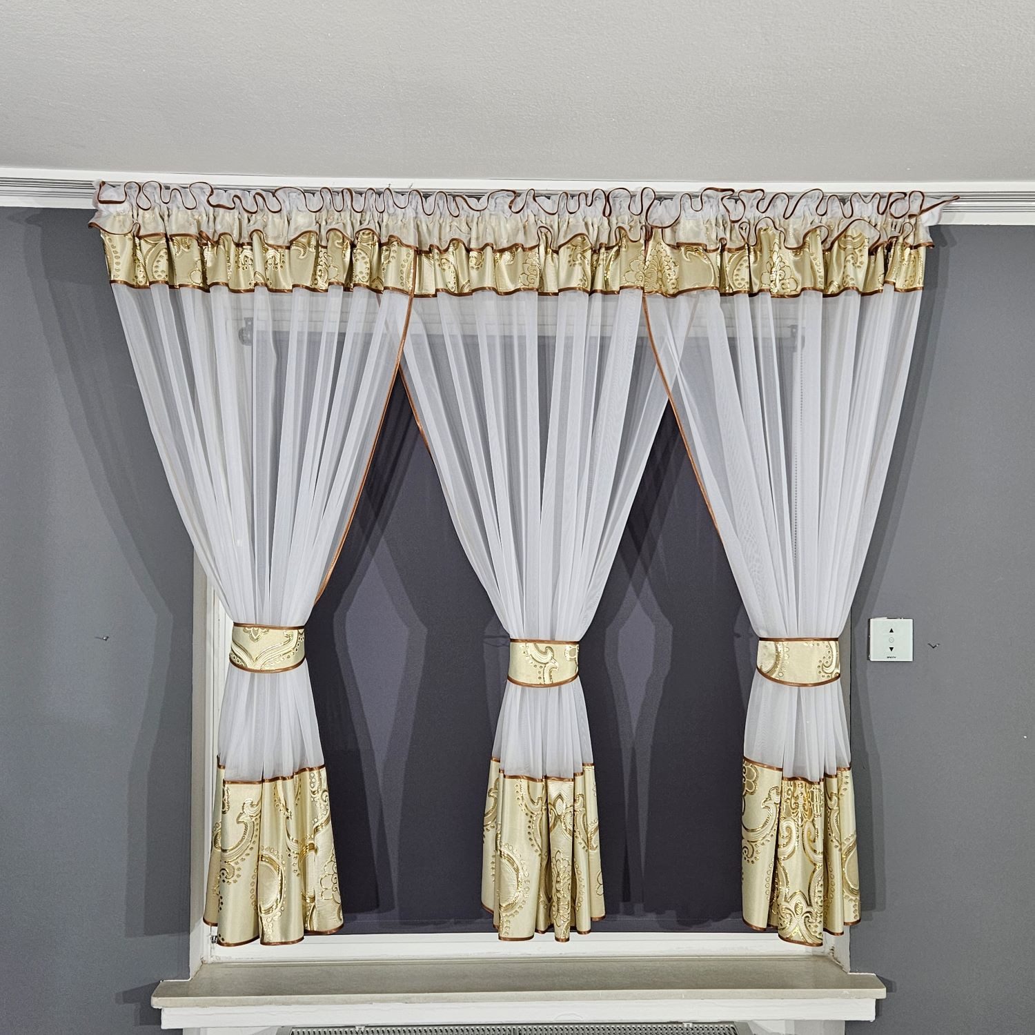 Gardinen by Justyna Vorhang 3er Gardine aus Voile Gold, Kräuselband, Lichtschutz, Fertiggardine,Blumengardine,Kräuselband,Weiß,Komplett Set,Store
