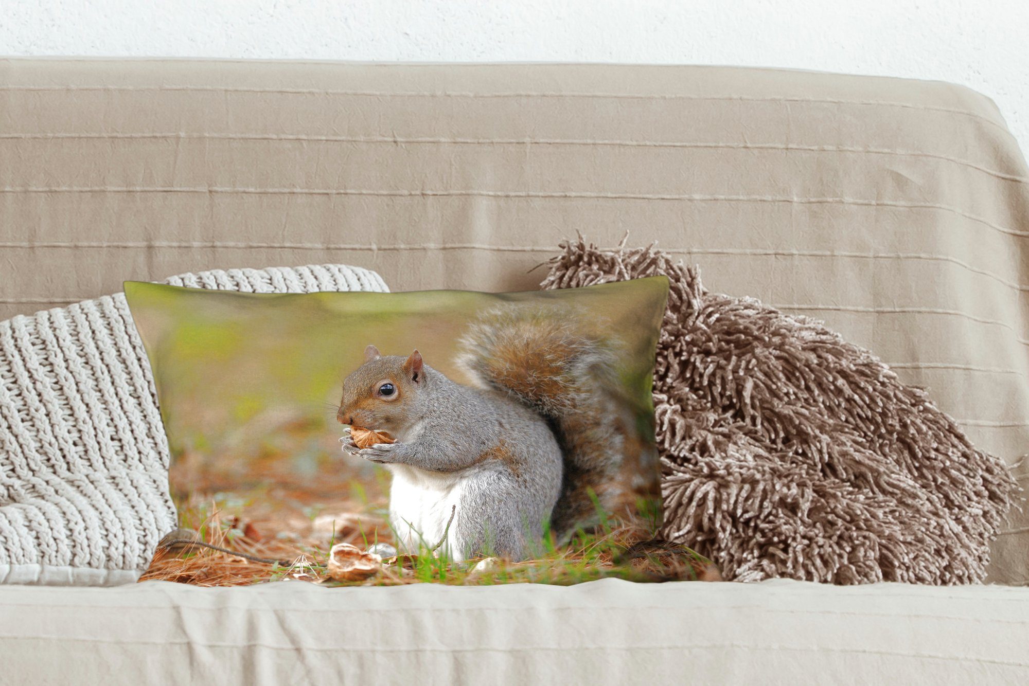 MuchoWow Dekokissen Eichhörnchen Schlafzimmer Dekoration, mit mit Dekokissen Erdnuss, Wohzimmer Füllung, Zierkissen