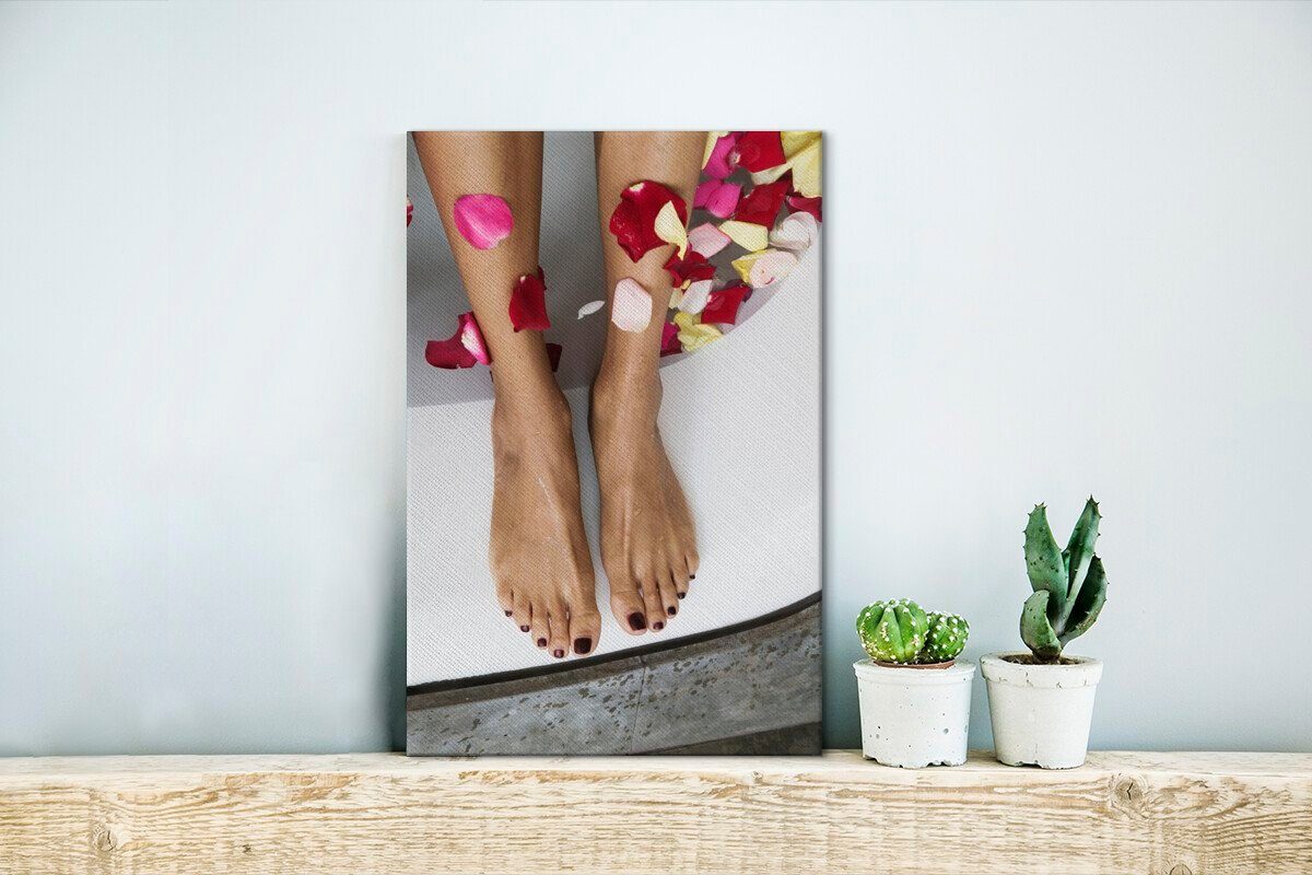 Frau cm Zackenaufhänger, (1 bespannt Leinwandbild inkl. einer 20x30 Leinwandbild Blumenblättern, St), Gemälde, fertig OneMillionCanvasses® Füße mit