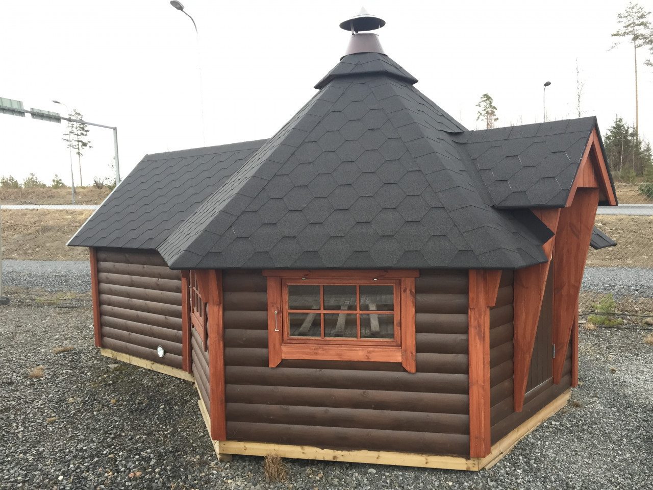 Finn Art Blockhaus Grillkota Grillpavillon 6-eckig Deluxe 9+3,8 Anbau max. 12 Personen, BxT: 380x520 cm, Schindeln rot, mit Grillanlage