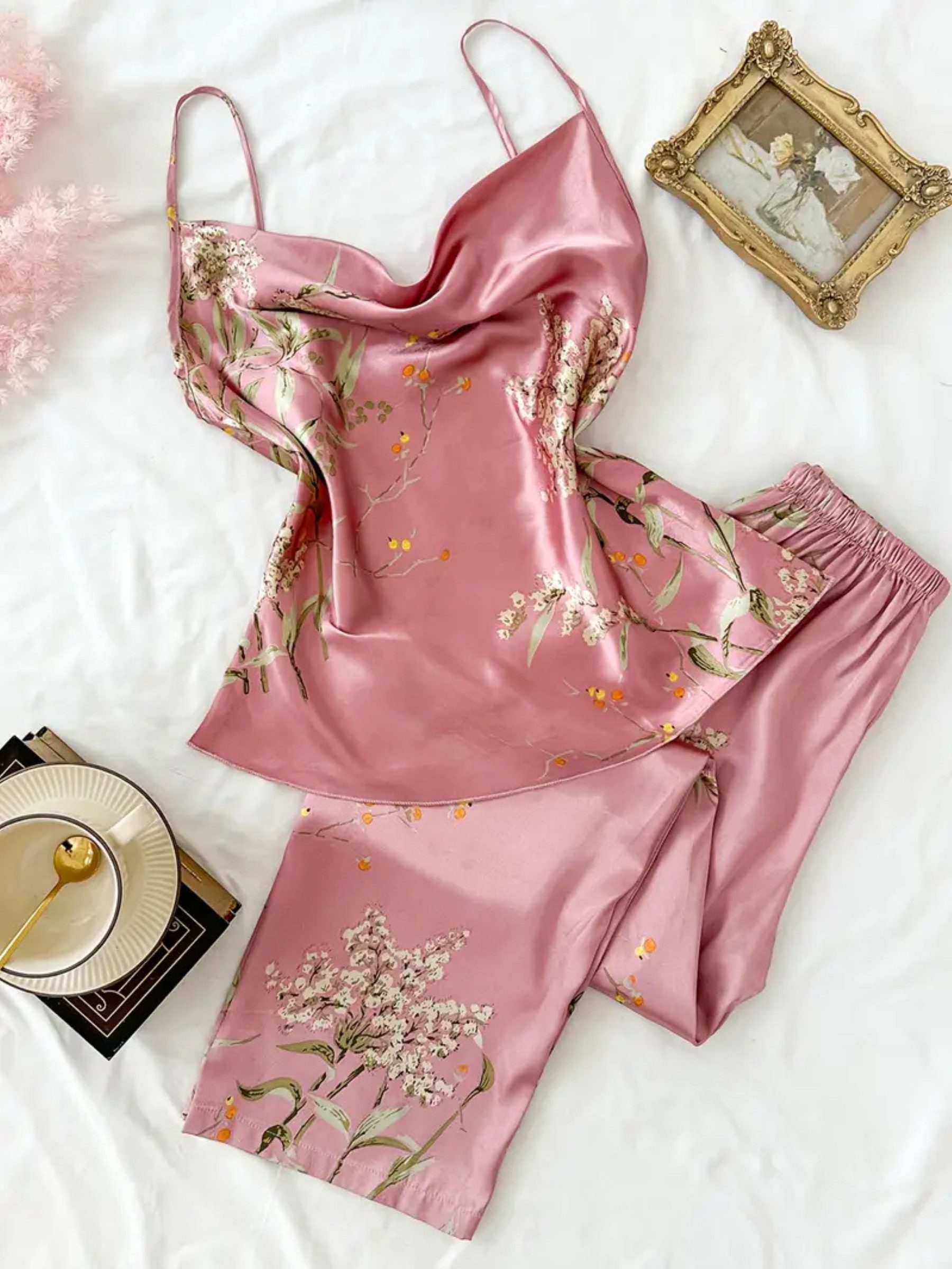 Elegant Love Capri-Pyjama Schlafanzug-Set mit elegantem Blumendruck, Damen-Nachtwäsche aus Satin (Set, 2 tlg., Top + Hose) Loungewear, Sexy Nachtwäsche