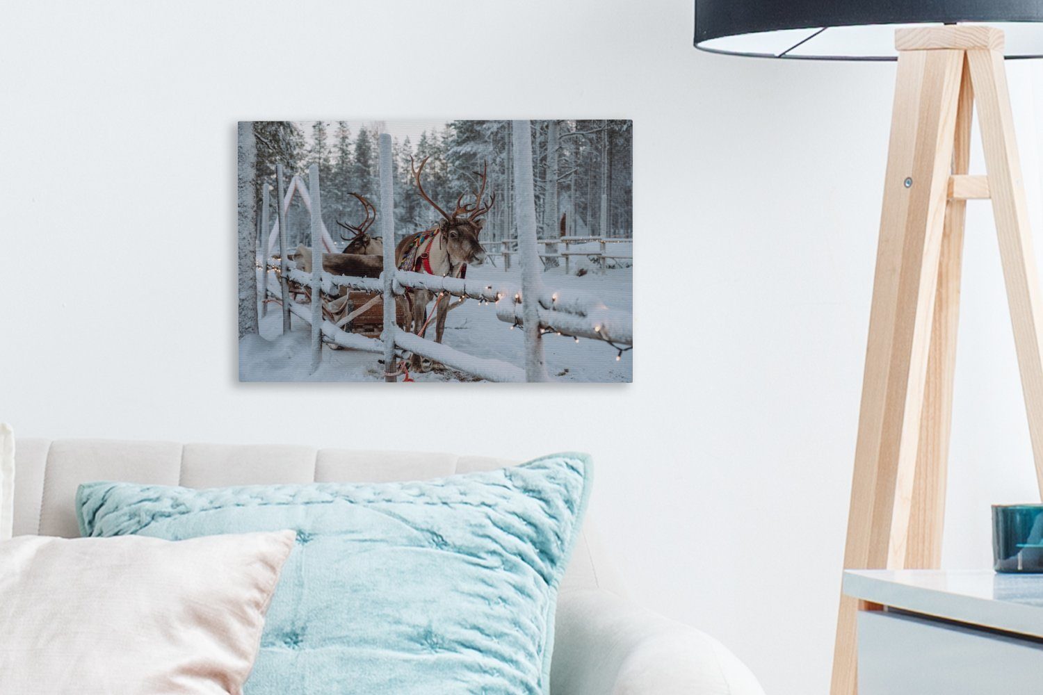 OneMillionCanvasses® Leinwandbild Ein Rentier im Dorf des Weihnachtsmanns in Finnland, Fotodruck (1 St), Leinwand Bilder Klein, Wand Dekoration Aesthetic 30x20 cm