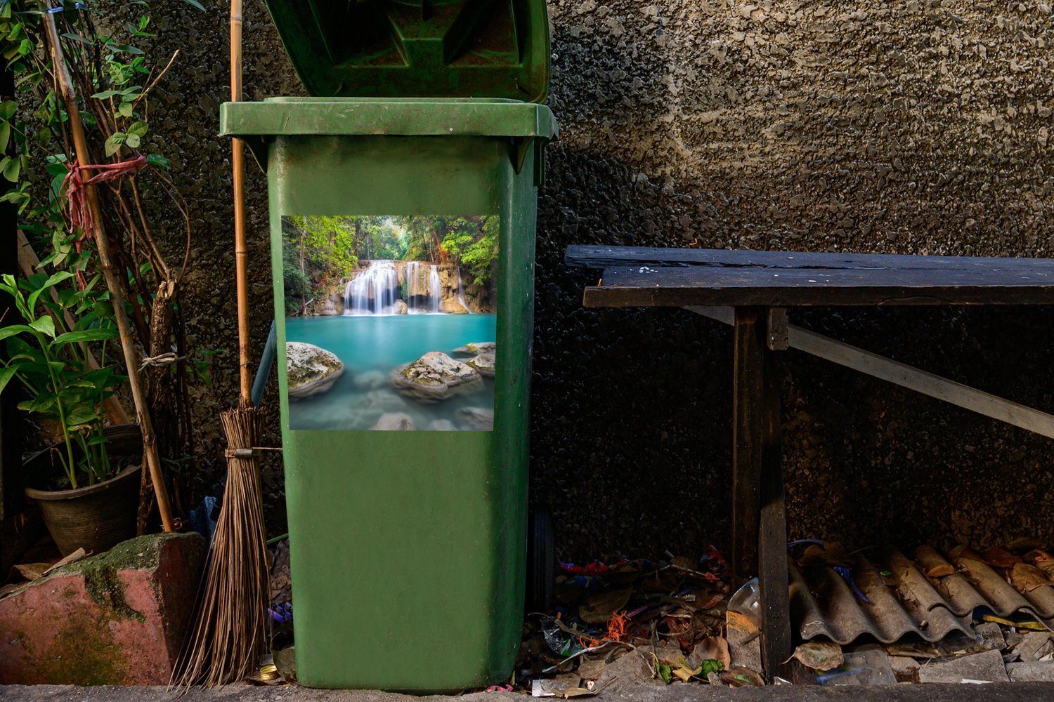 MuchoWow Wasserfall (1 Felsen Mülleimer-aufkleber, Container, vor dem Erawan-Nationalpark Sticker, Wandsticker St), im Mülltonne, Moosbewachsene Abfalbehälter