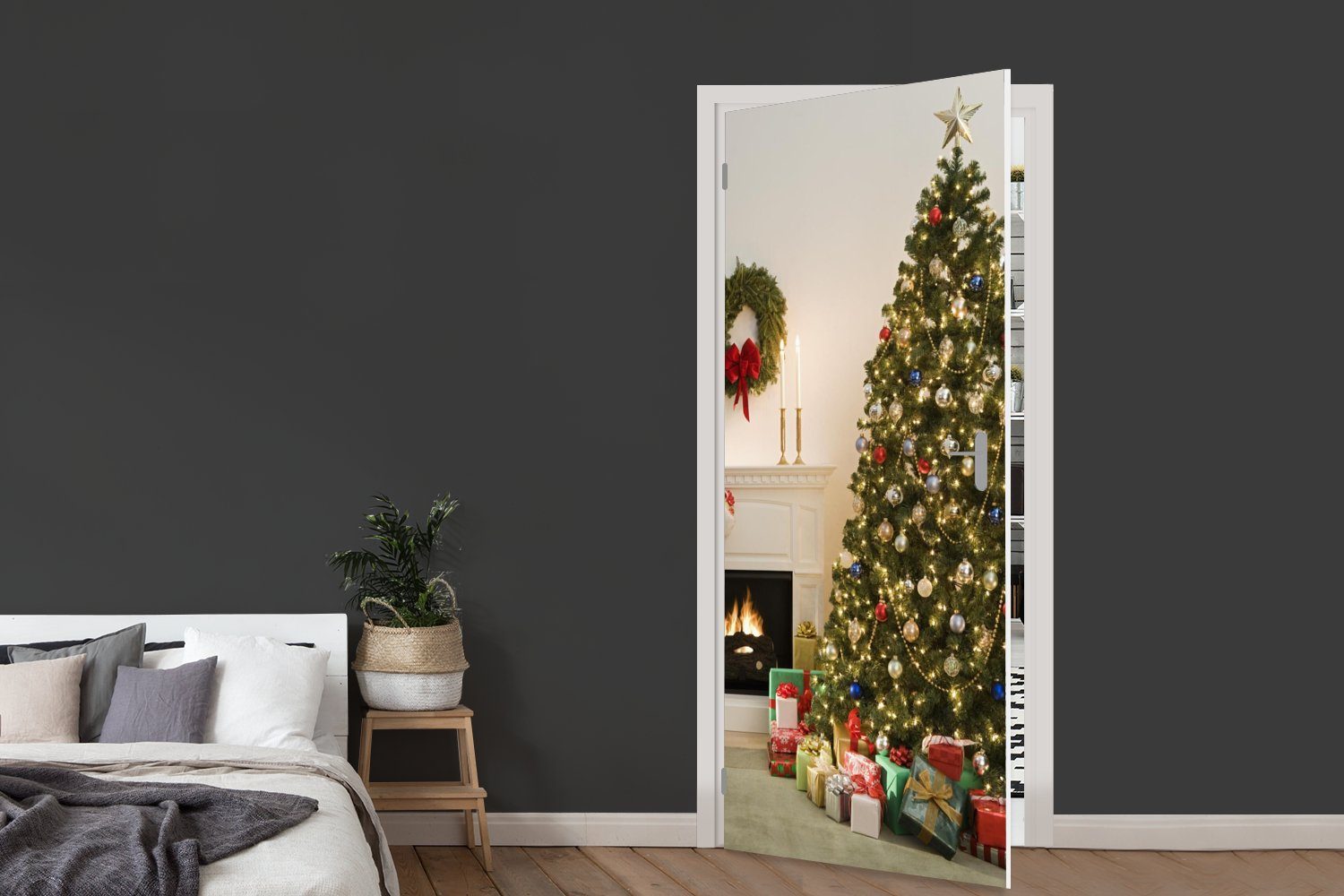 Weihnachtsbaum cm Fototapete MuchoWow Kamin, Türtapete einem für neben bedruckt, Türaufkleber, (1 Ein mit St), Matt, Tür, Geschenken 75x205